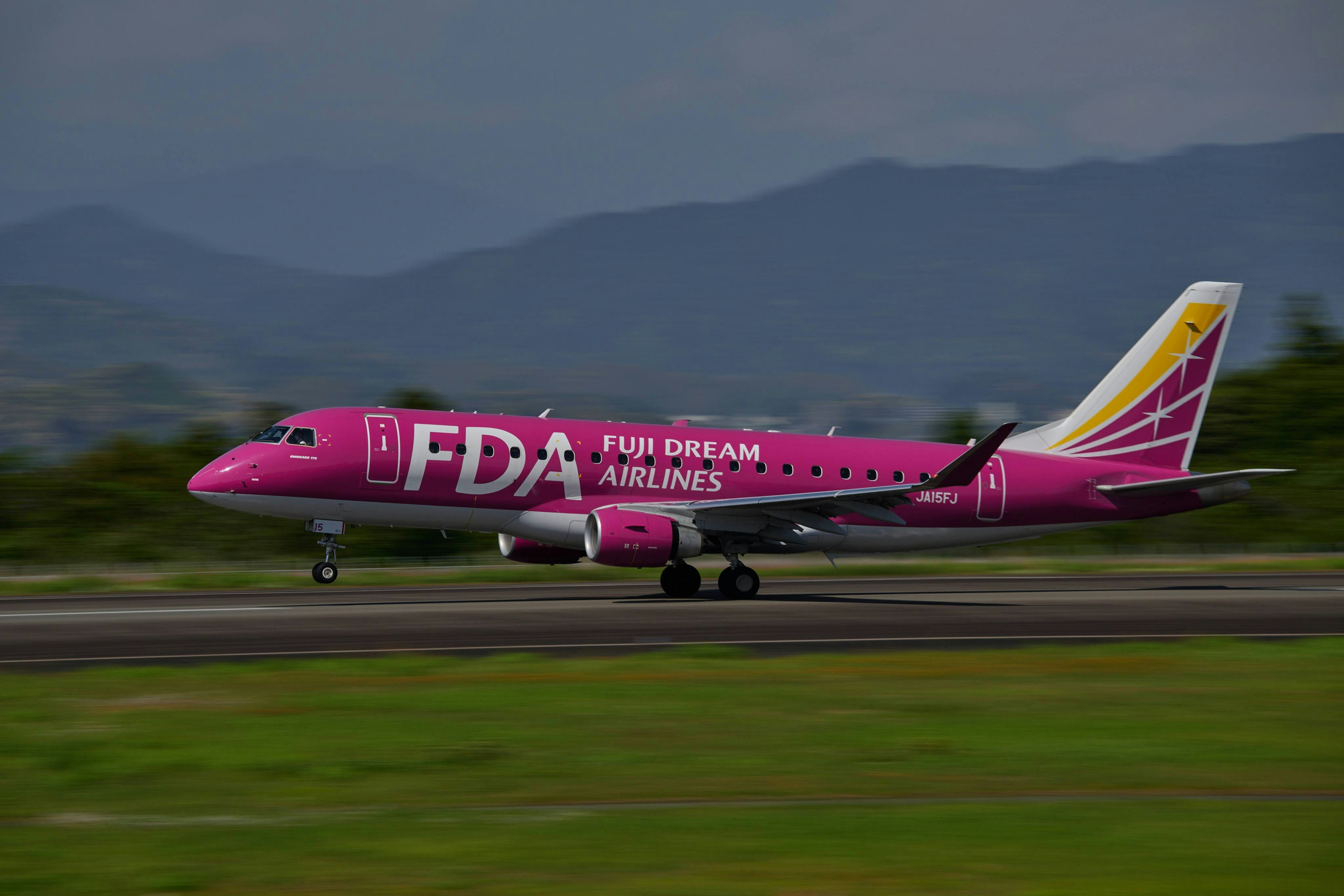 Avión rosa de FDA Airlines rodando por la pista