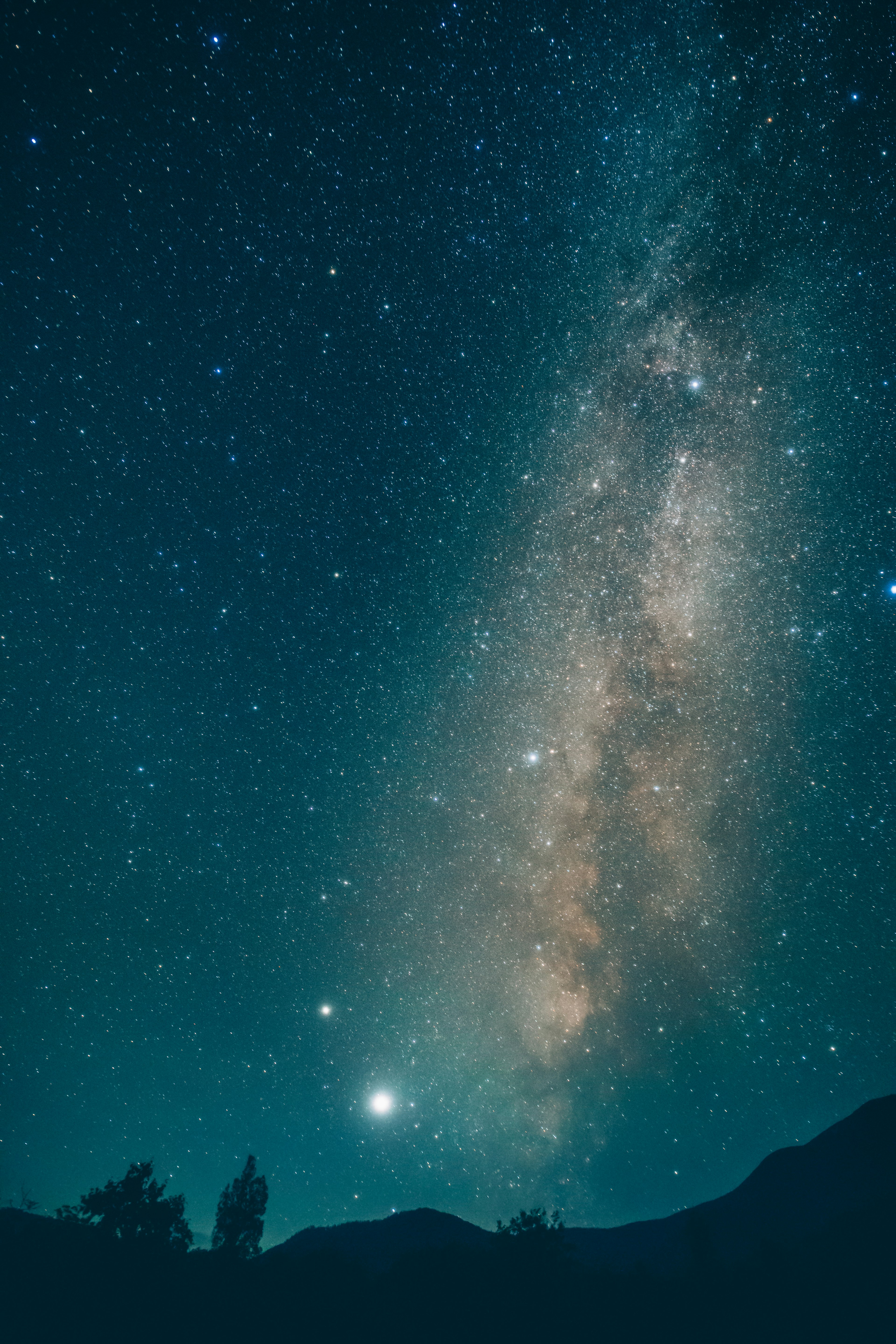 Ciel nocturne époustouflant avec la Voie lactée et d'innombrables étoiles