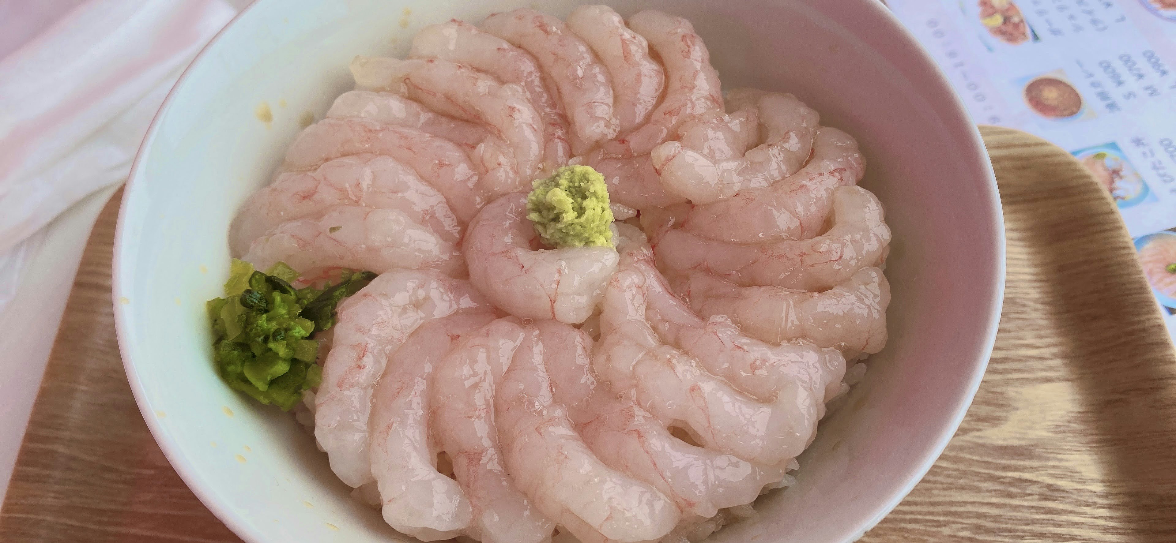 Đĩa sashimi được trình bày đẹp mắt với wasabi và shiso bên cạnh