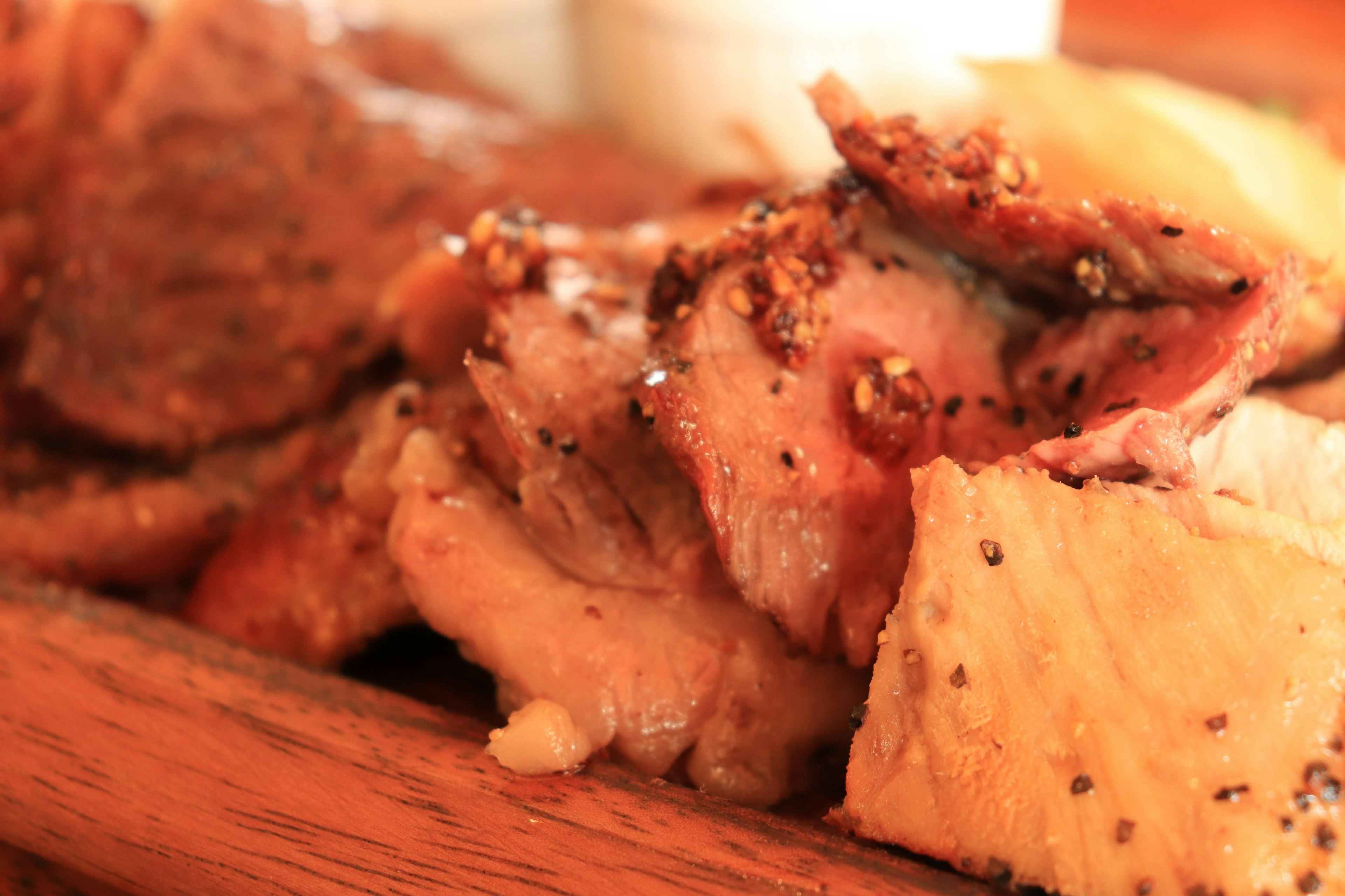 Plateau de viande grillée et de pain