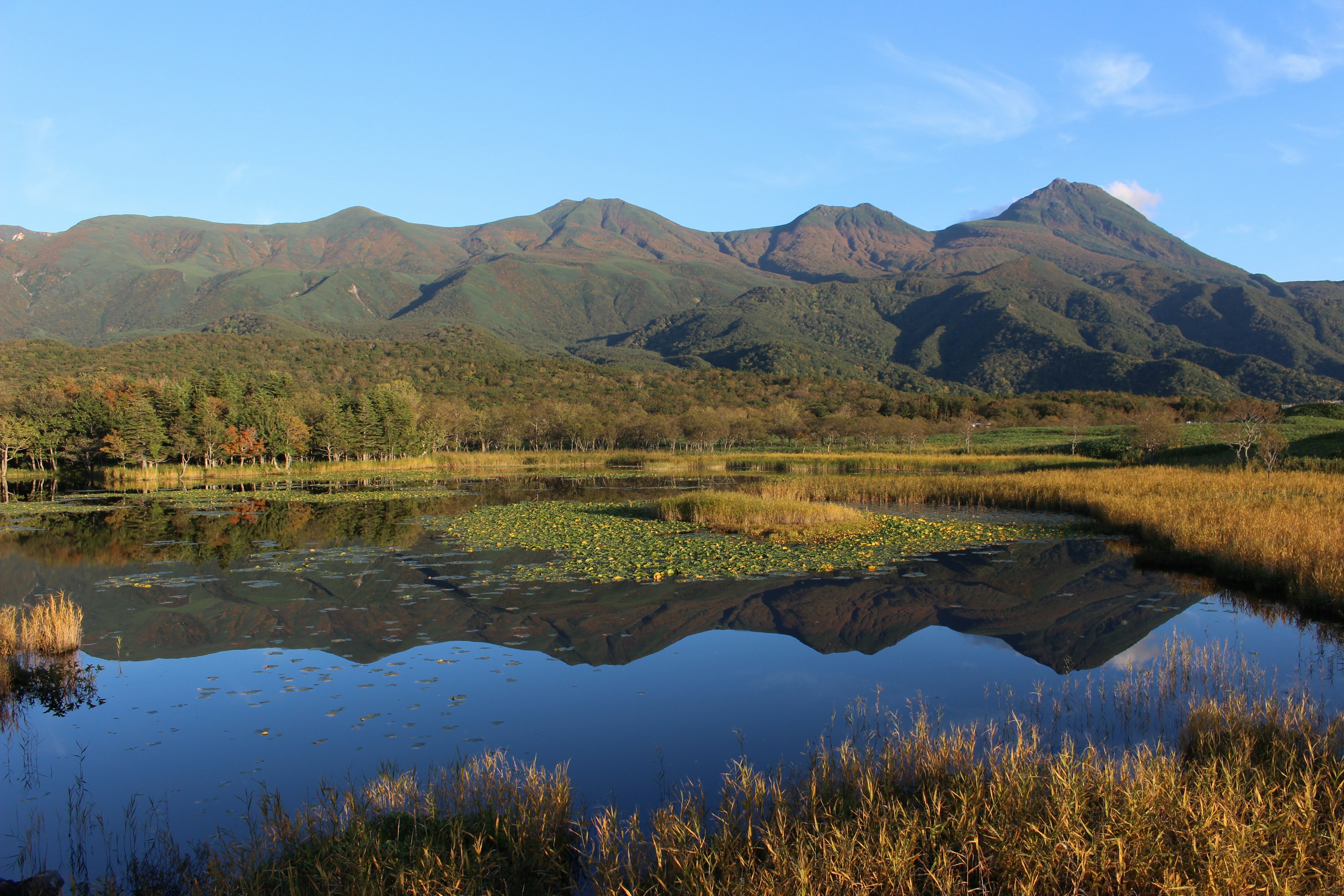 산과 잔잔한 호수의 경치 산의 반사가 물에 비치는 모습