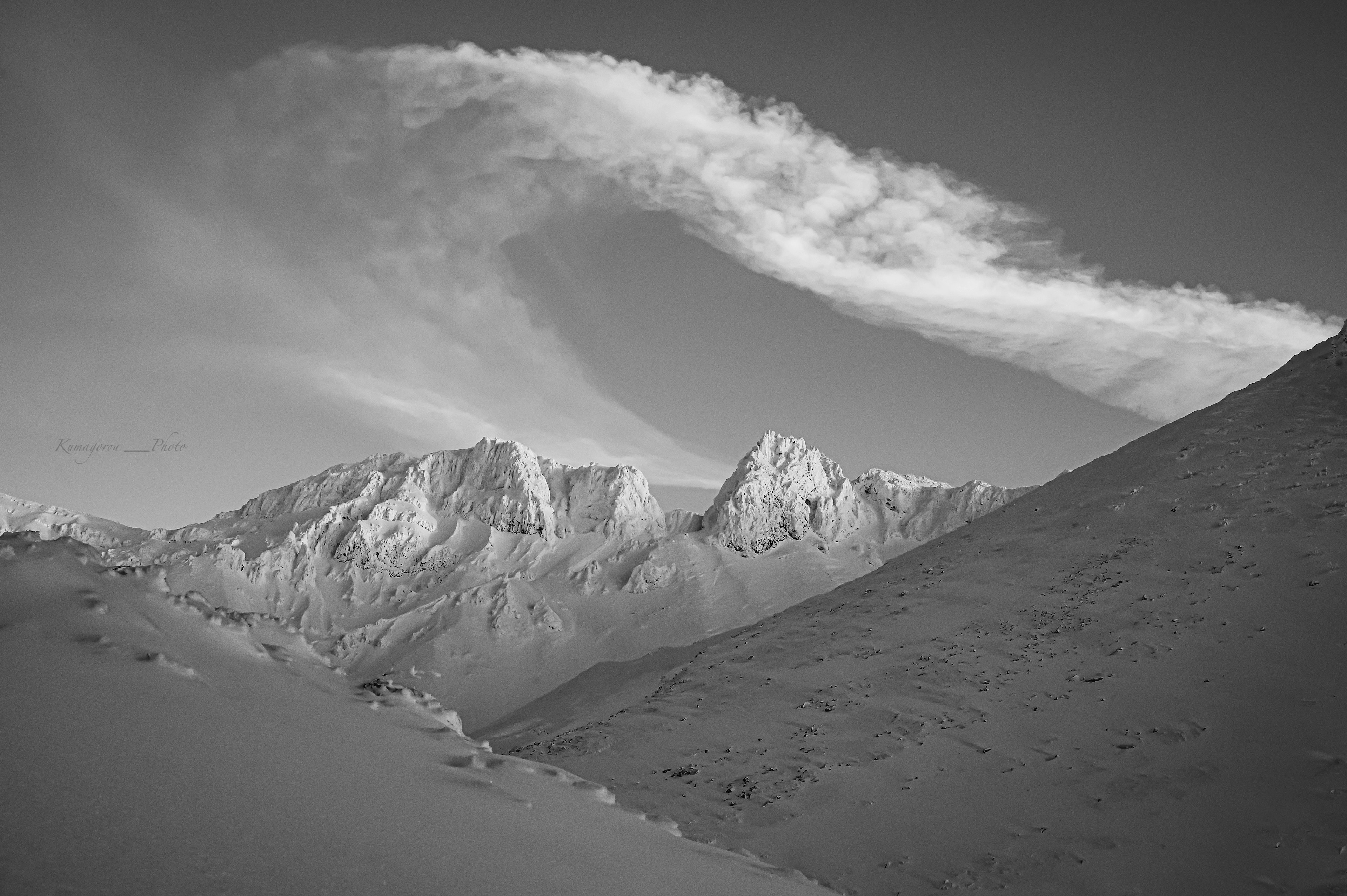 黑白图像，雪山与戏剧性的云层形成