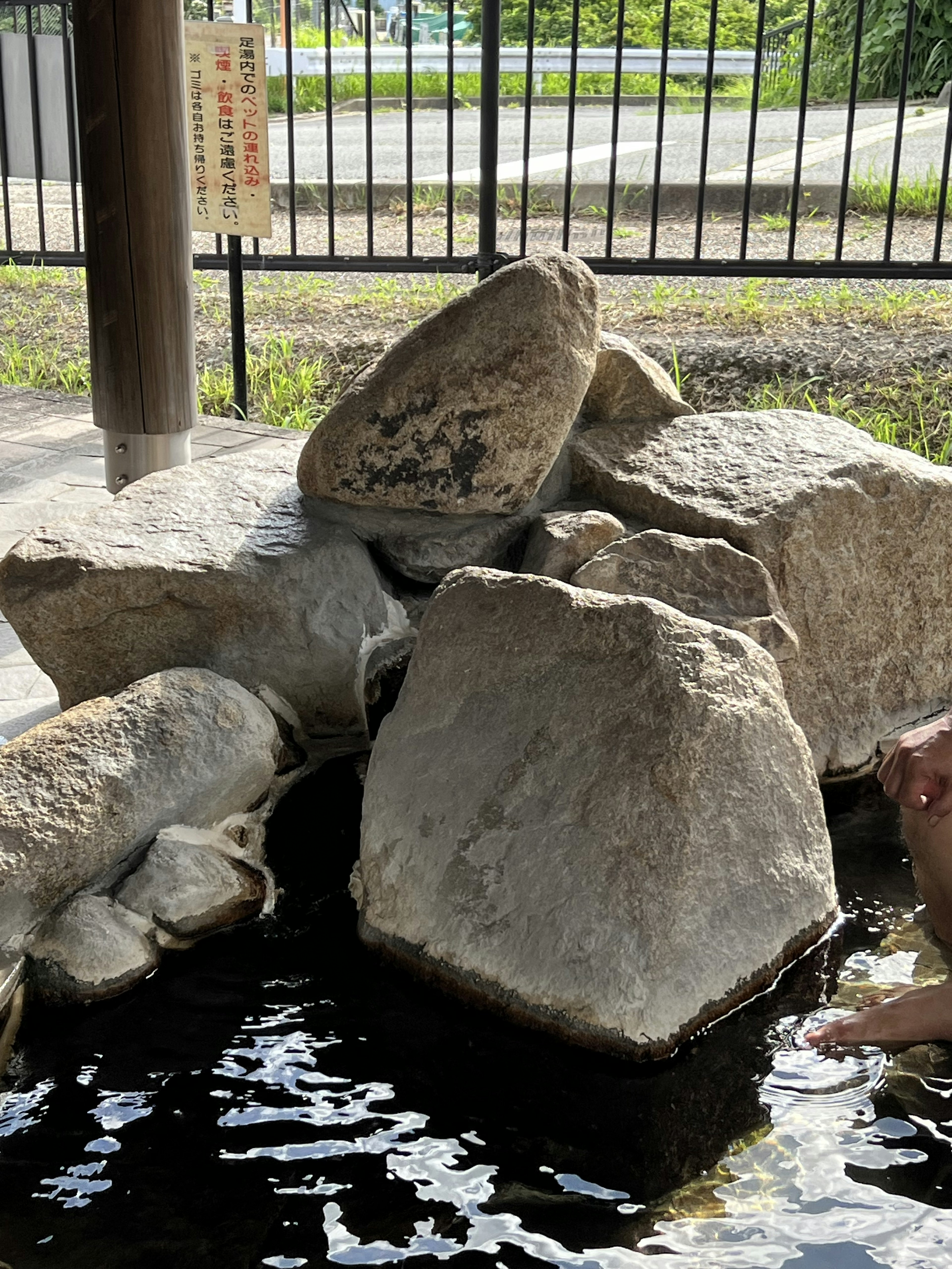 Szene mit Felsen und Wasser aus einer heißen Quelle