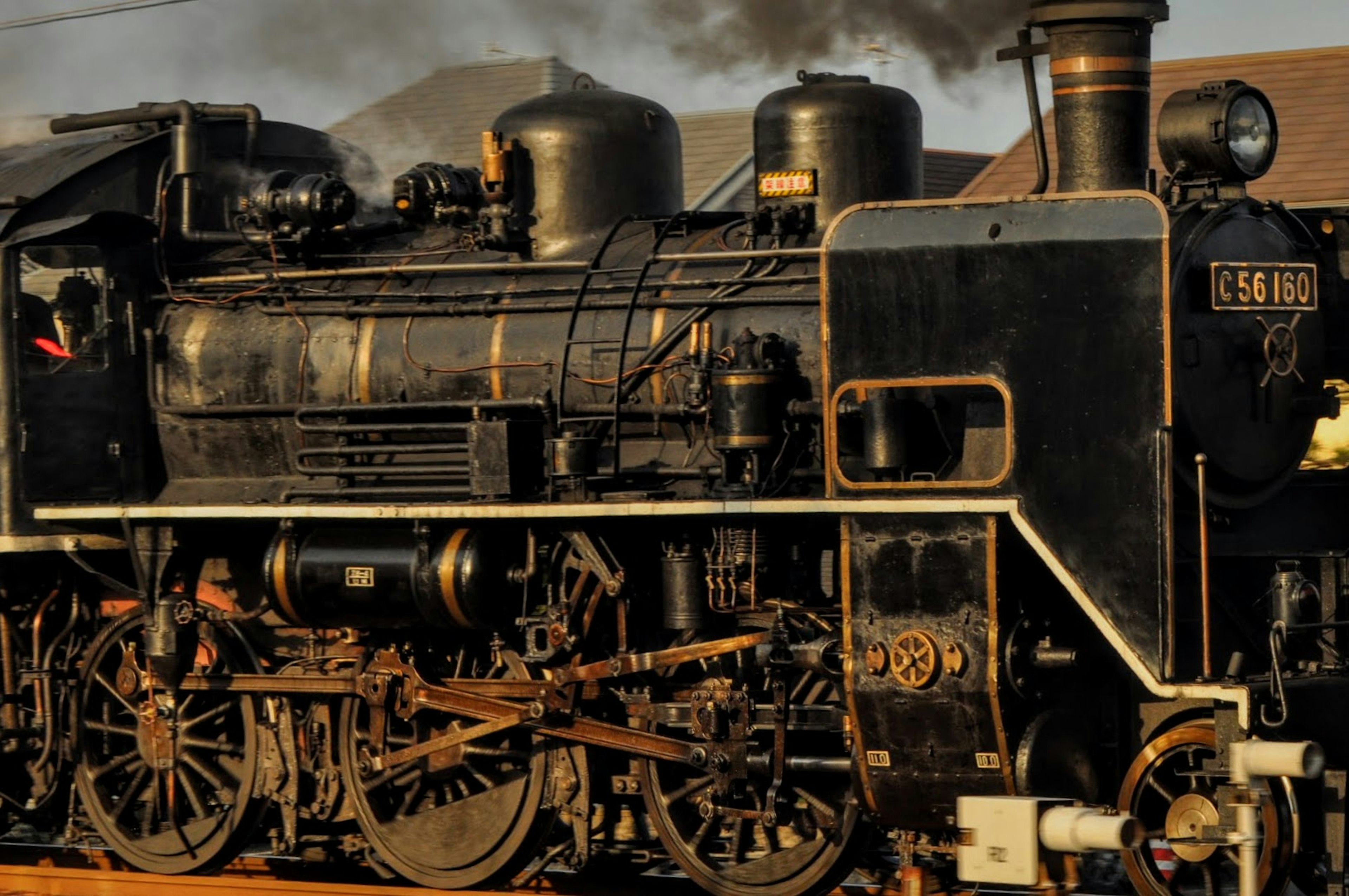 Vista laterale dettagliata di una vecchia locomotiva a vapore