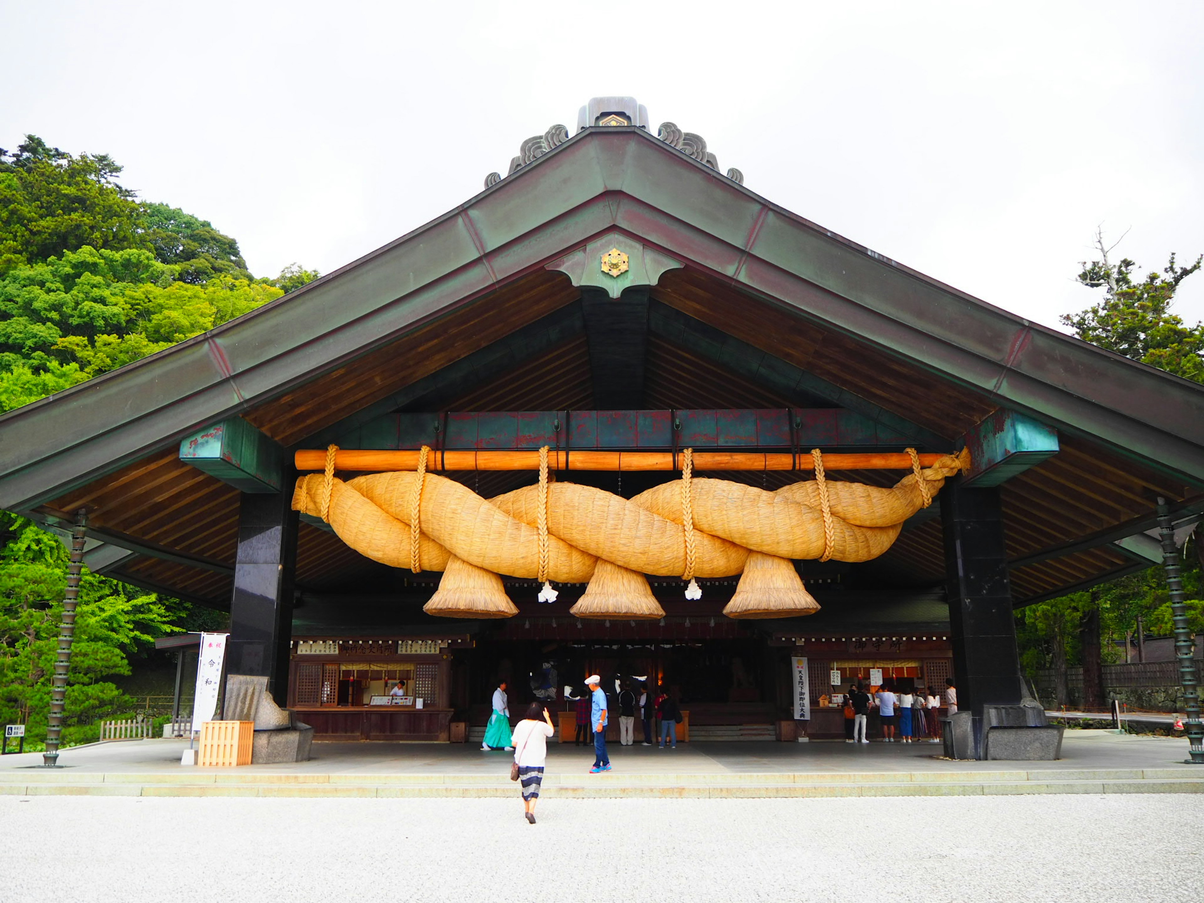 美丽神社的入口，特色大稻草装饰