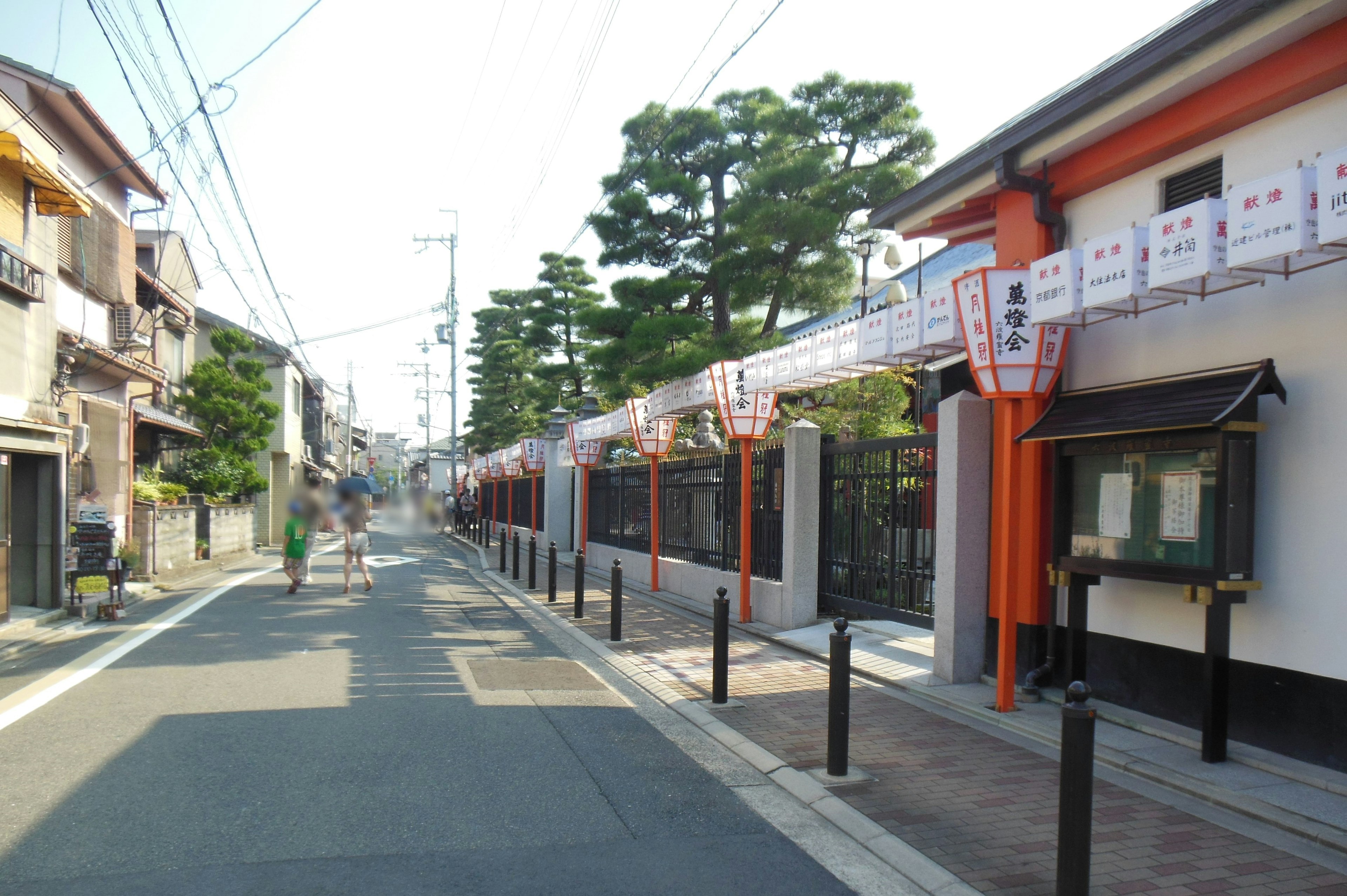 Rue calme bordée de bâtiments japonais traditionnels et de pins