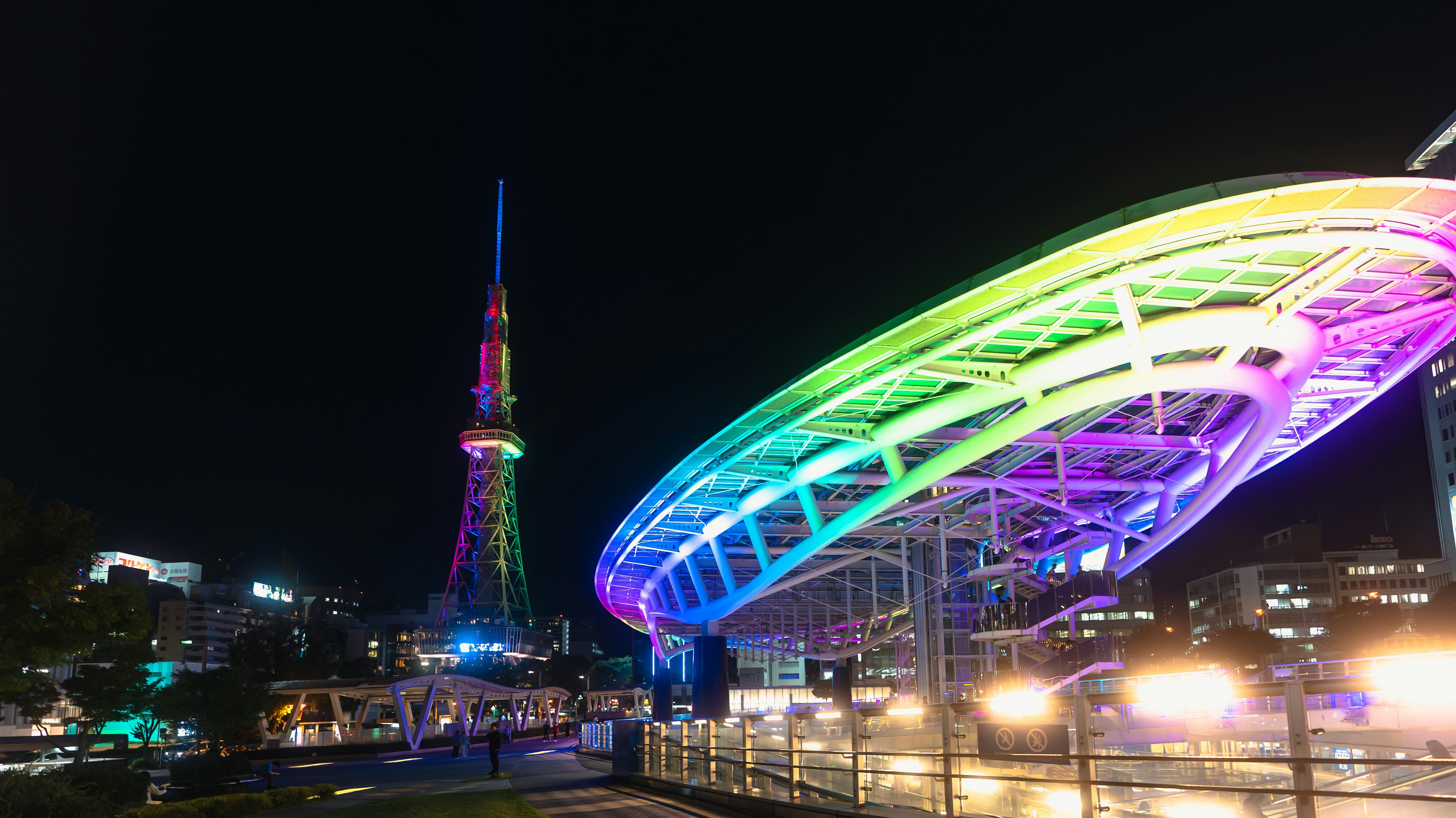 Menara Tokyo berwarna-warni dan desain atap yang hidup di malam hari