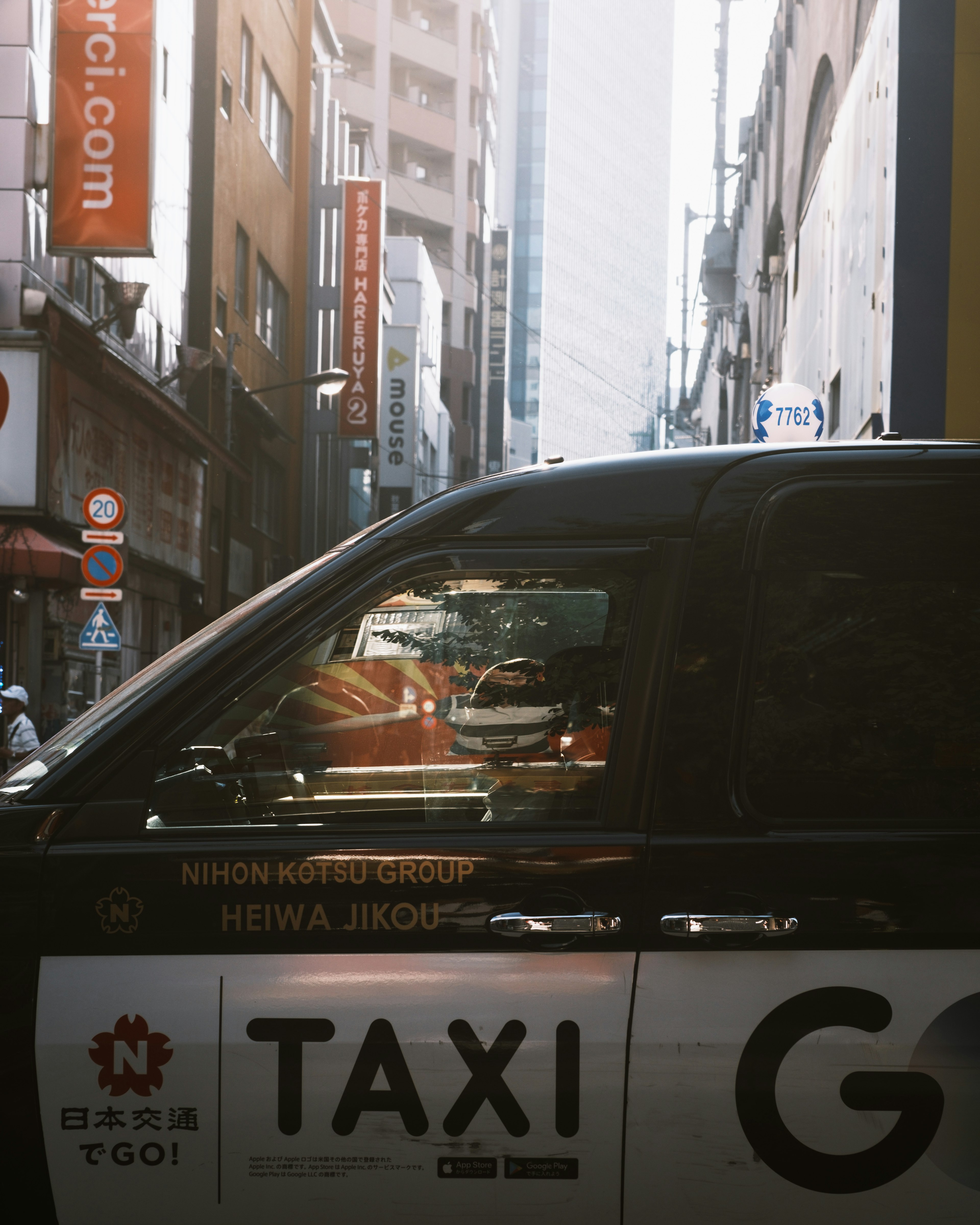 Vue latérale d'un taxi avec scène urbaine