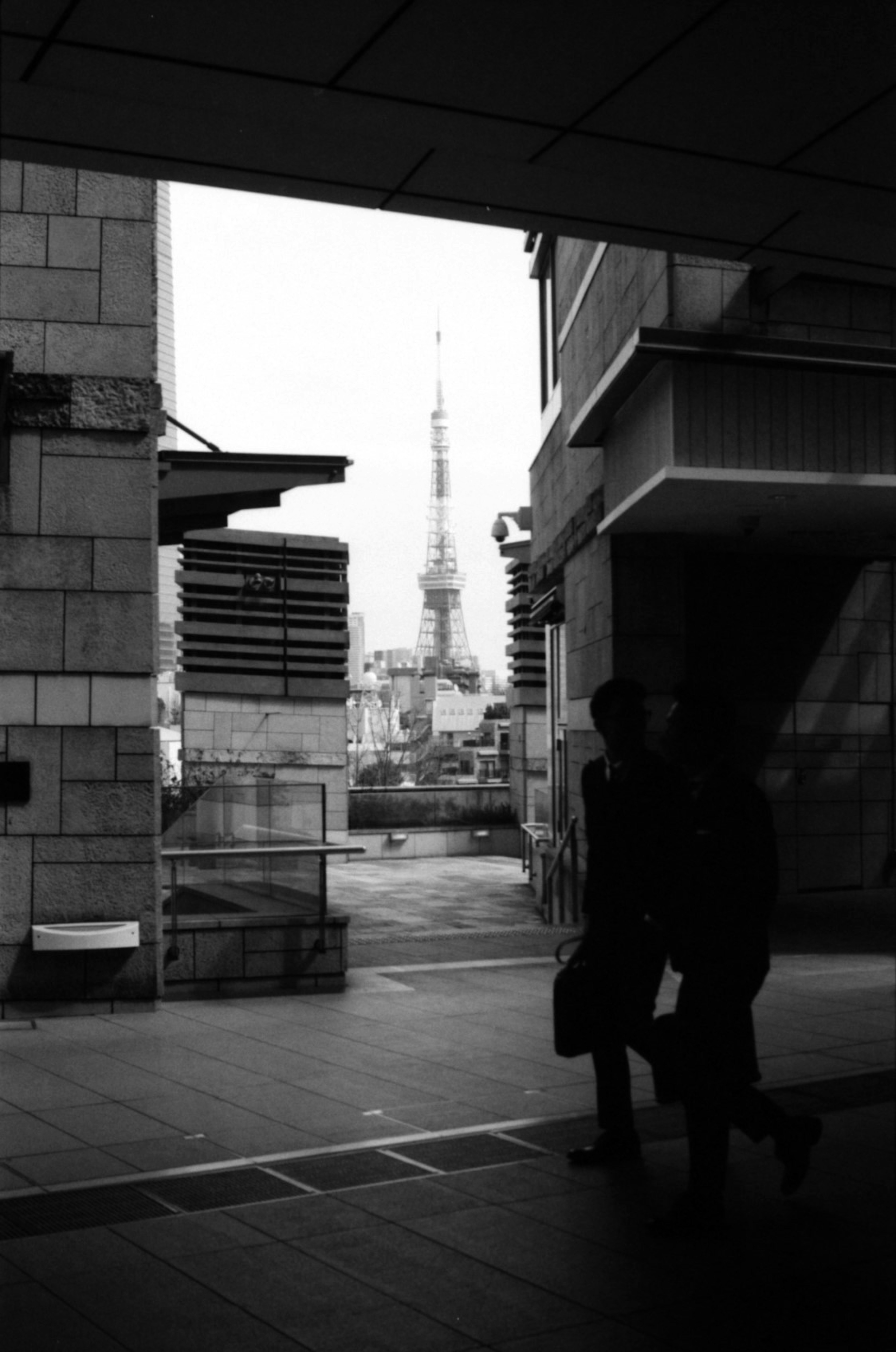 Silhouette einer Person, die mit dem Tokyo Tower im Hintergrund geht