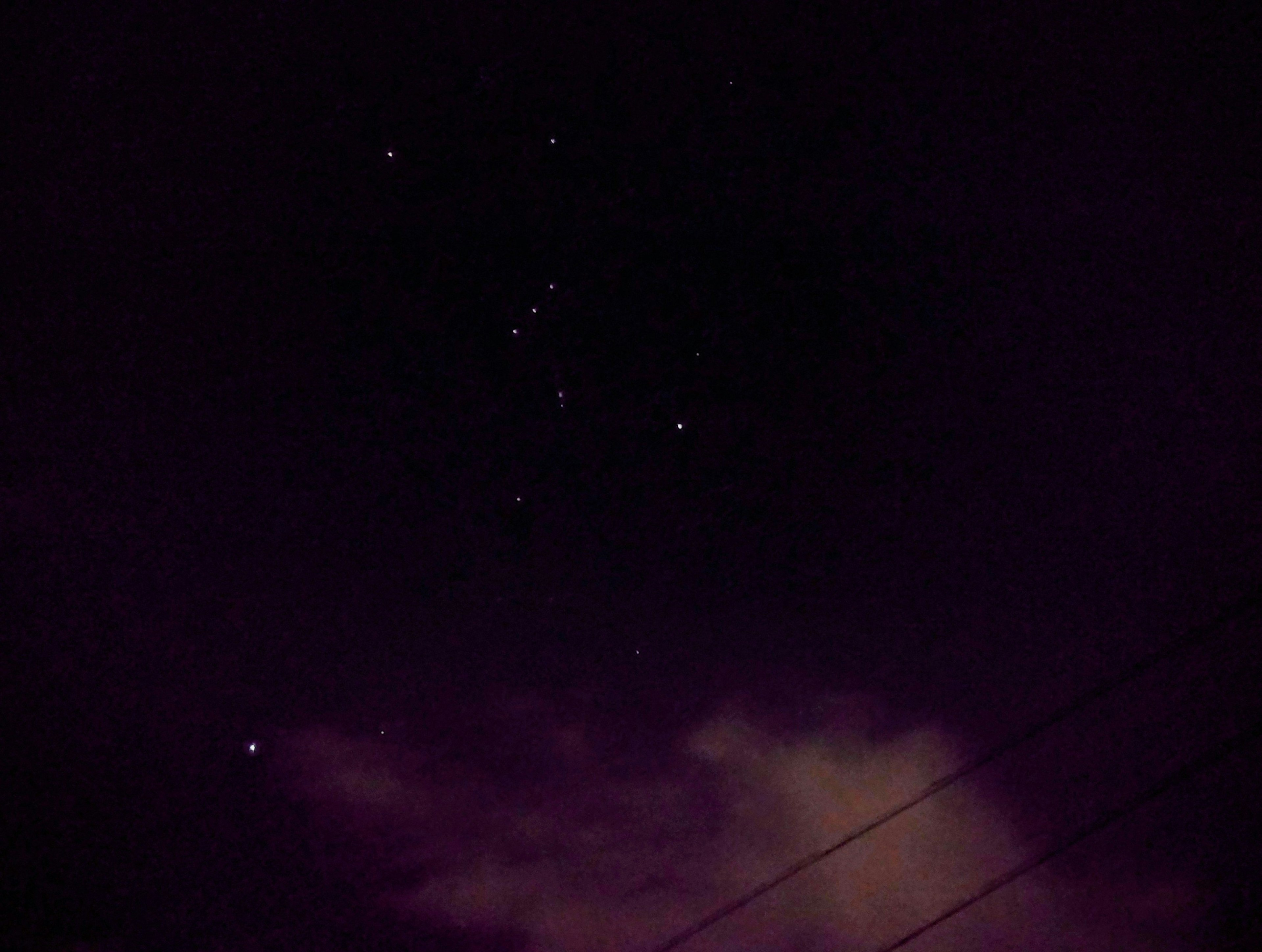 Cielo notturno stellato con nuvole e stelle sparse