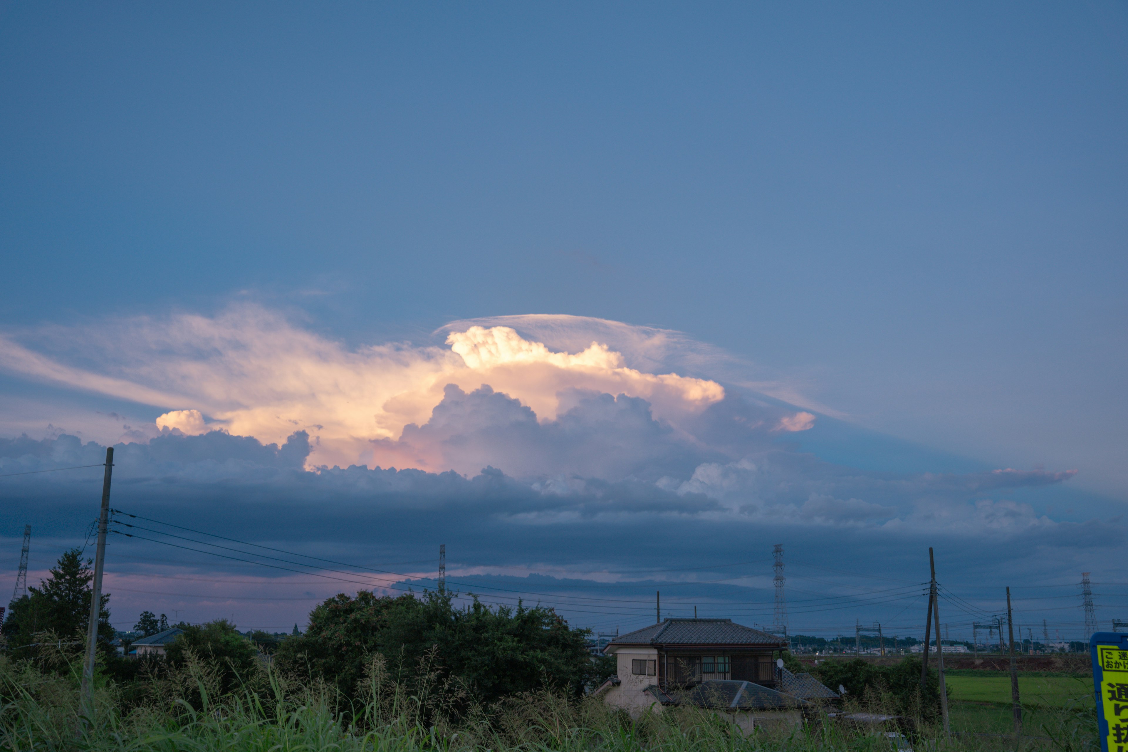 青い空に浮かぶ雲と夕焼けのコントラスト