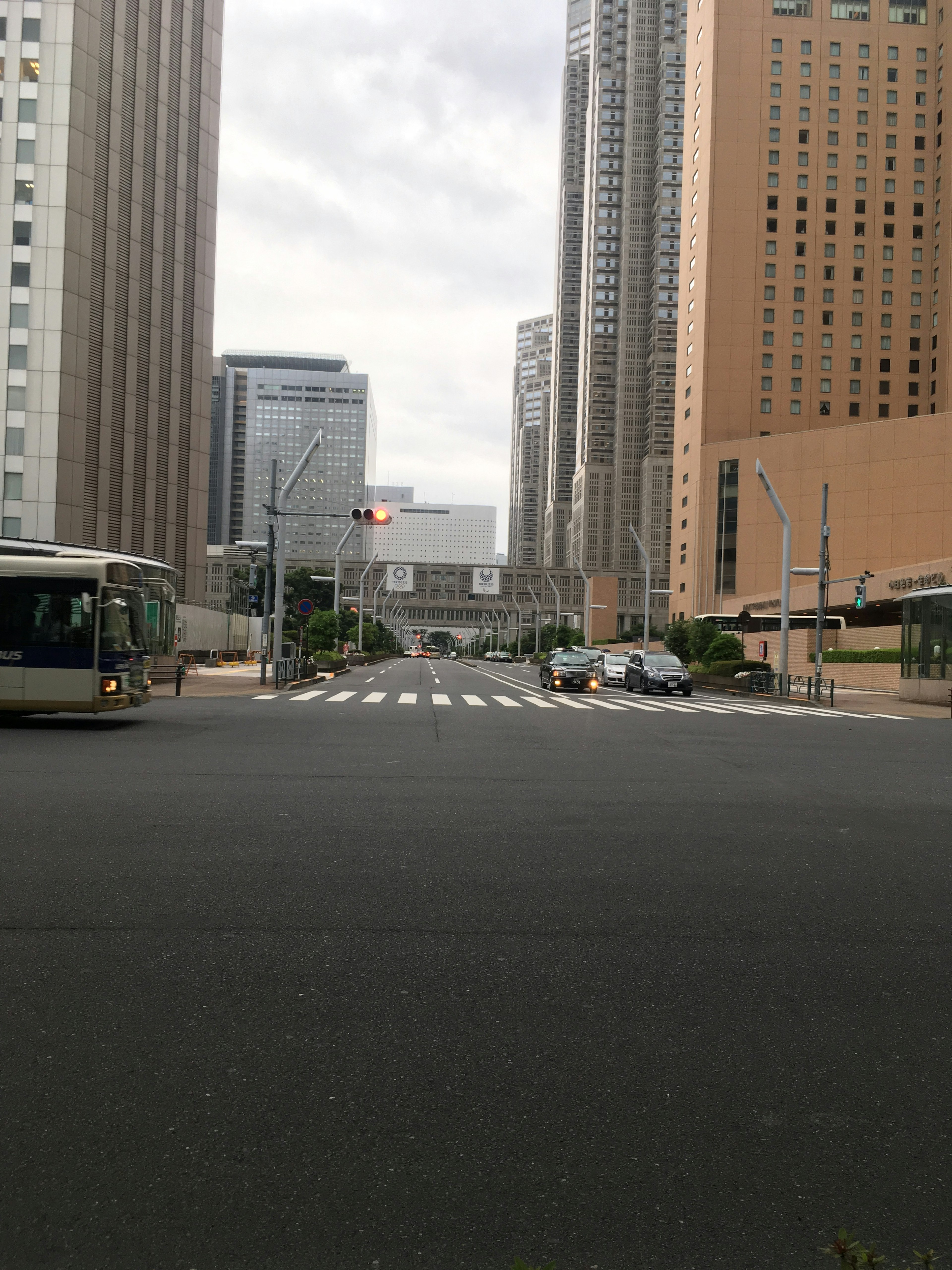 Persimpangan kota dengan gedung pencakar langit bus dan lampu lalu lintas