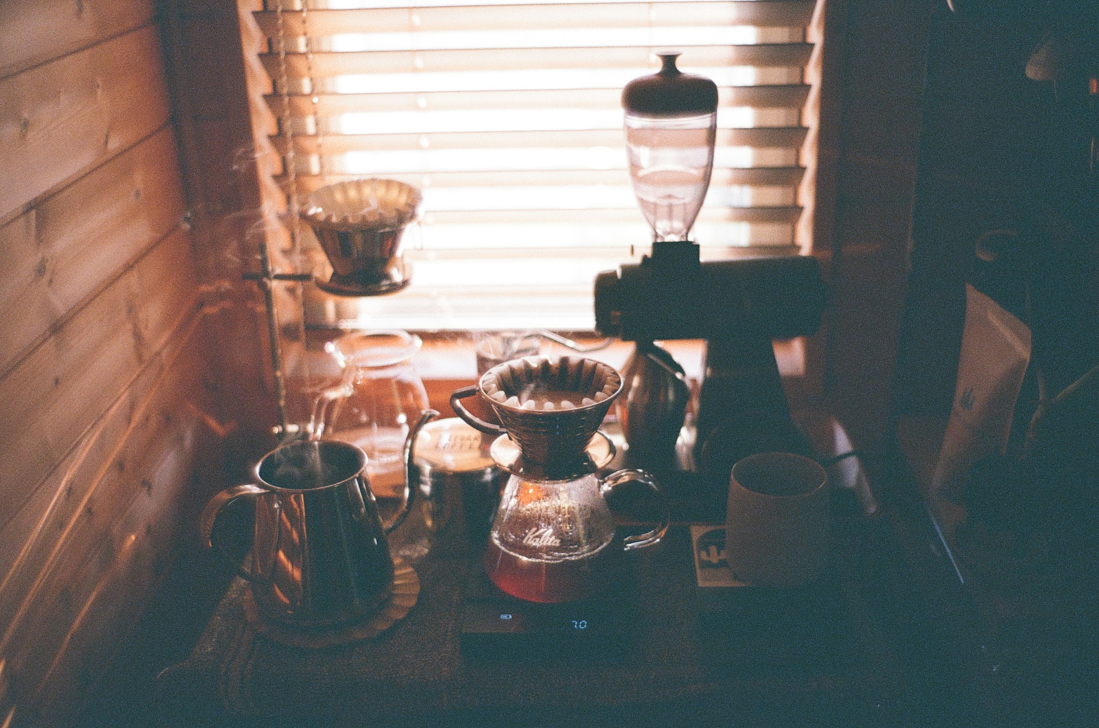 Kaffeebereitungsset am Fenster mit sanftem Licht