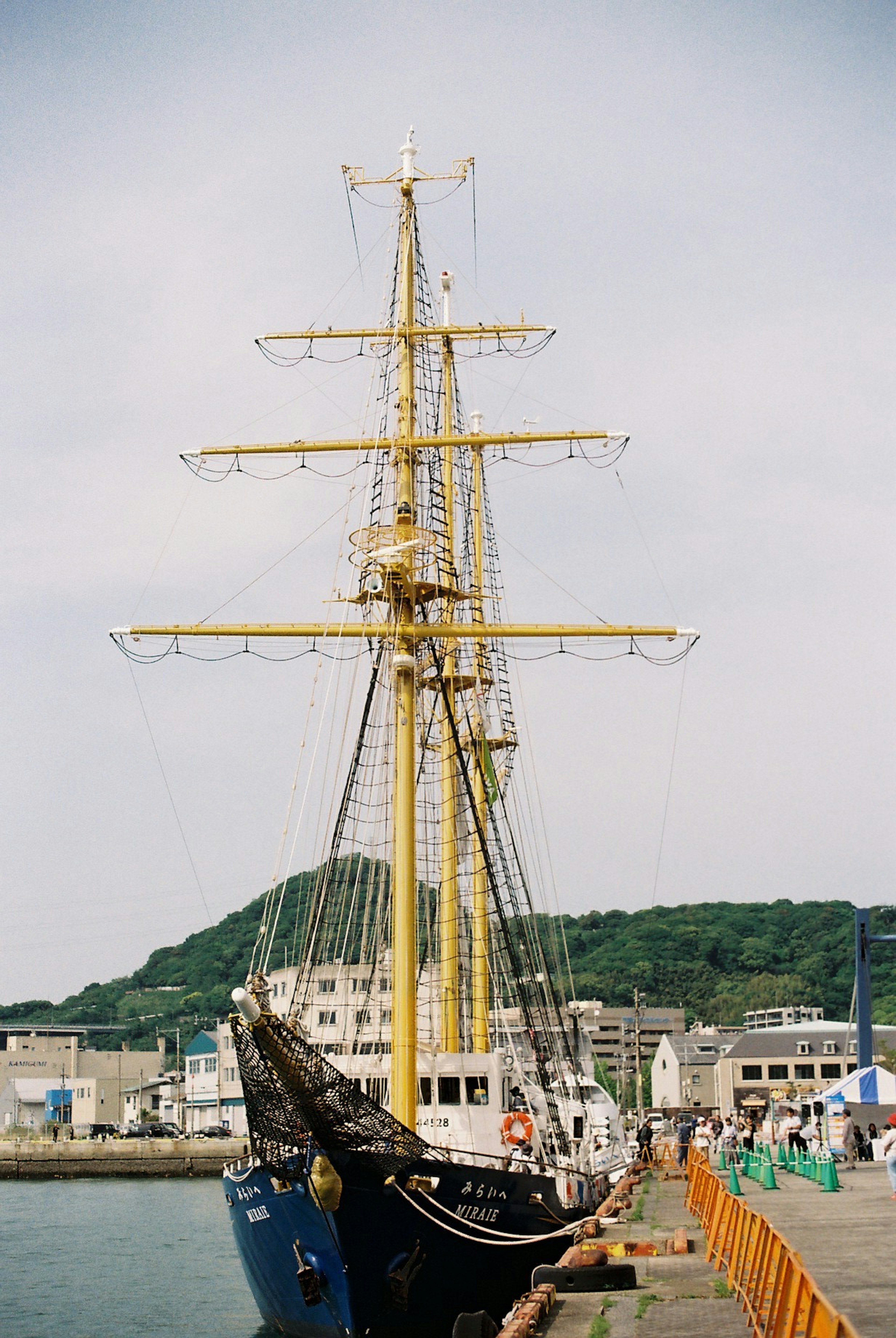 Grande nave con vele gialle ormeggiata nel porto