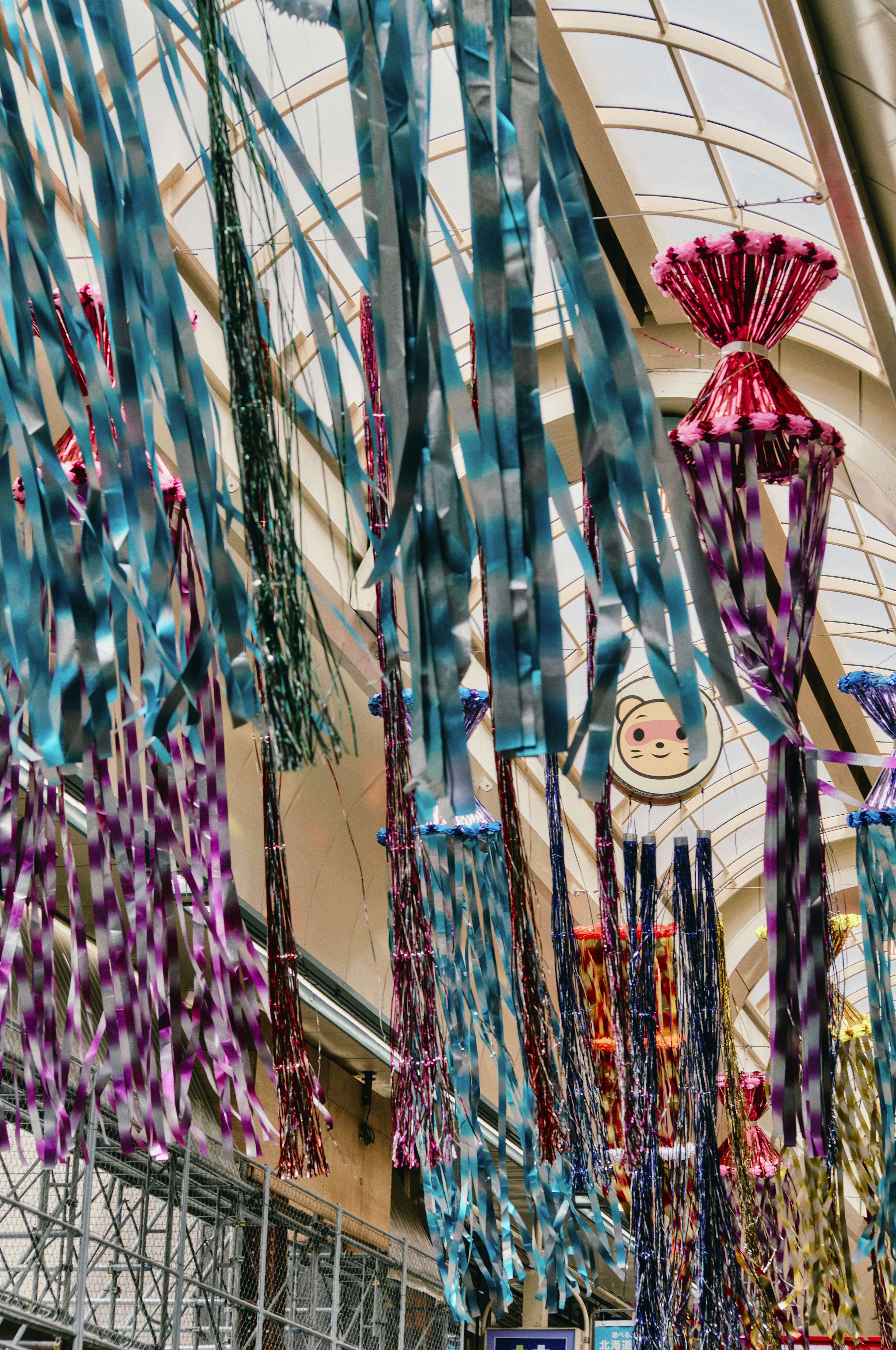 Ribbons colorés suspendus dans un espace intérieur