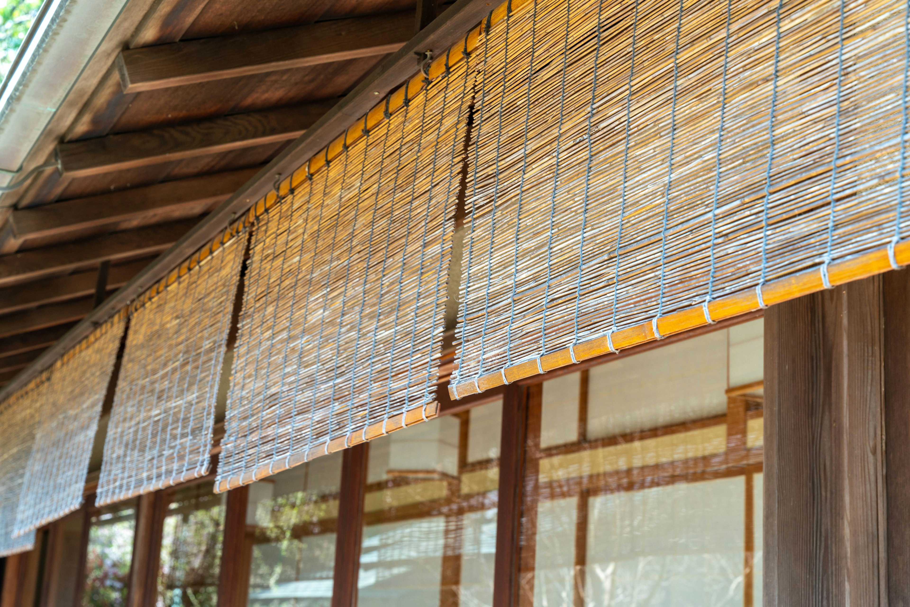 Traditionelles japanisches Sonnenschutzsystem über einem Holzfenster