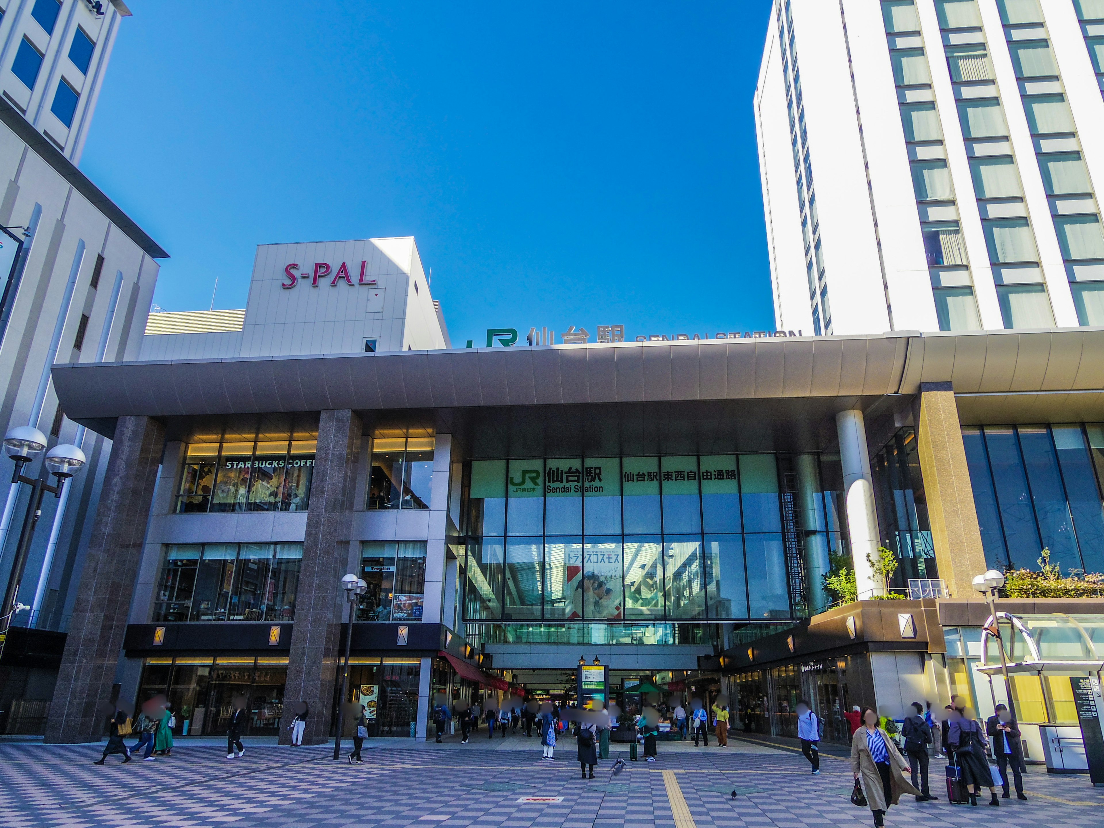 Facciata del centro commerciale S-PAL vicino alla stazione di Sendai con cielo blu chiaro