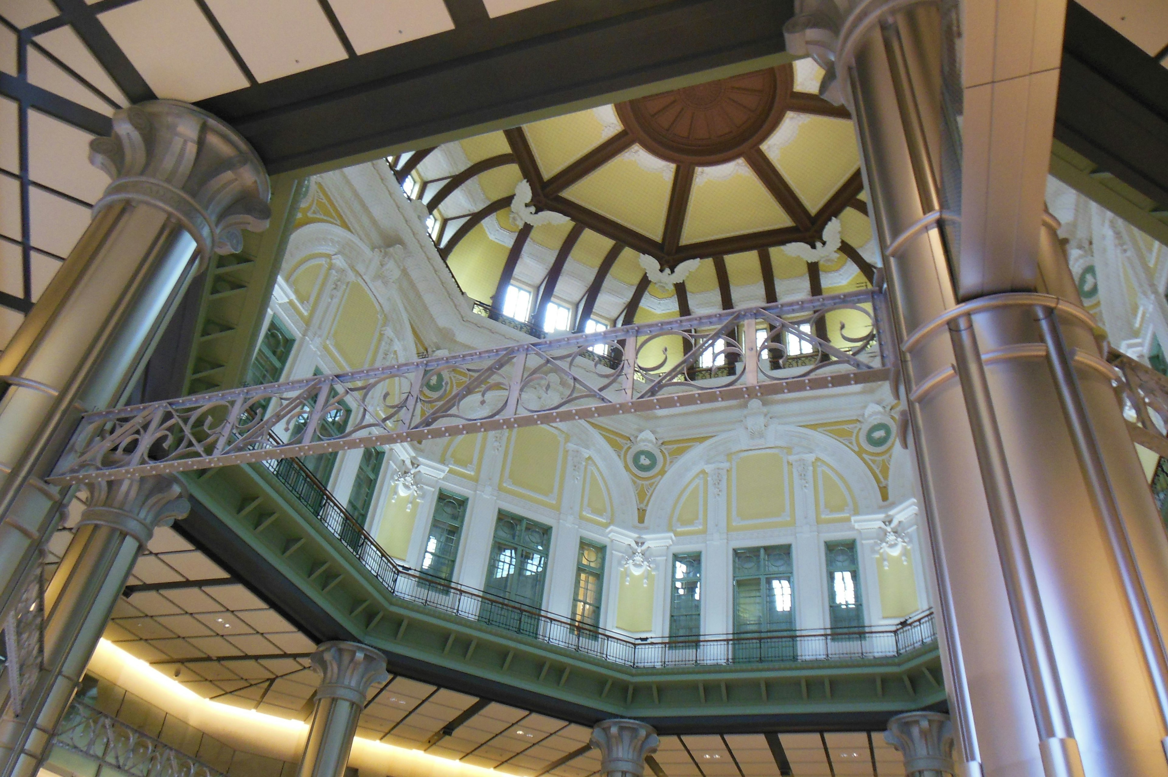 Vue intérieure d'un bâtiment avec un magnifique plafond en dôme et des colonnes décoratives