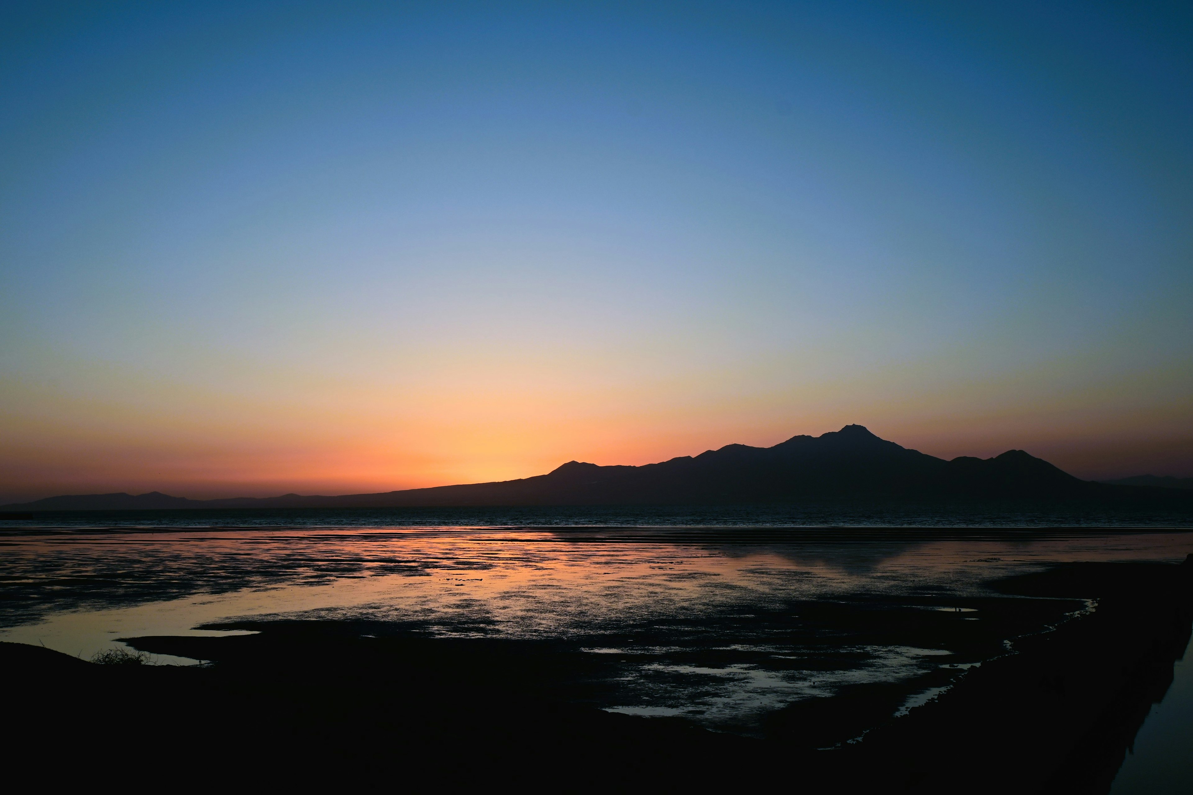 山と夕焼けの美しい風景