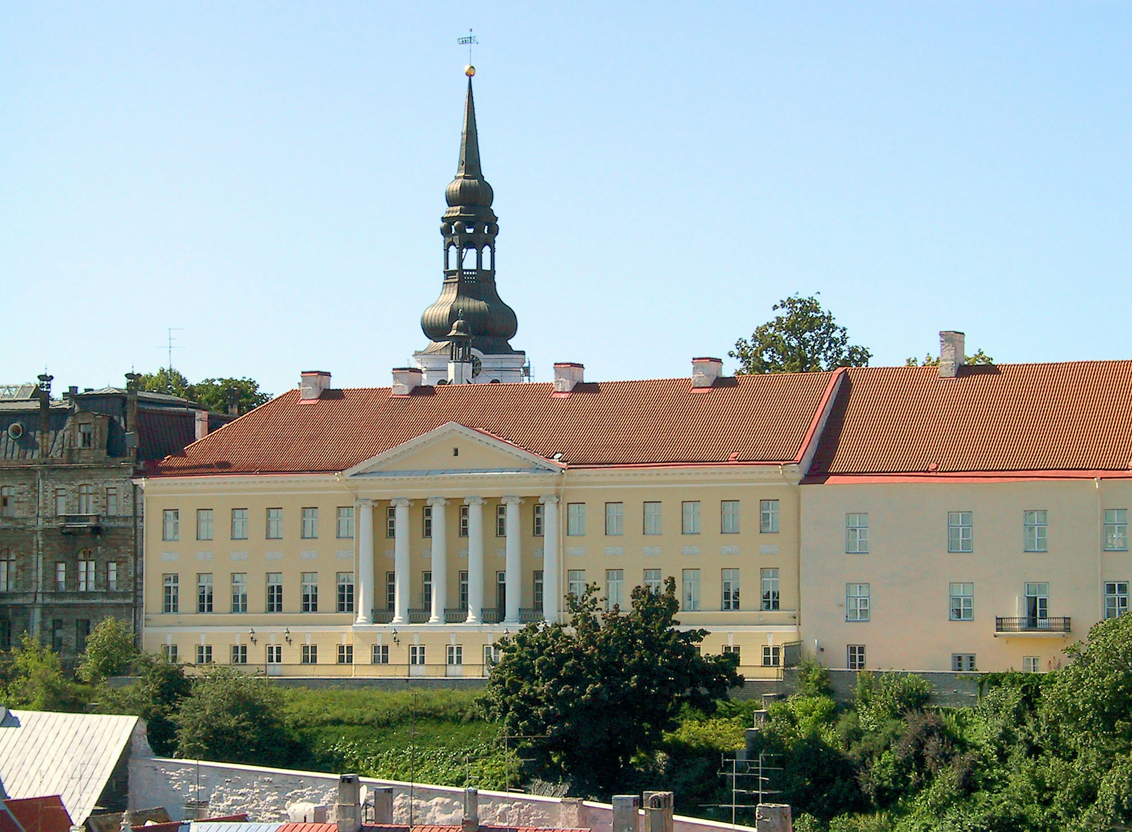 Façade d'un bâtiment historique avec un clocher et un beau paysage