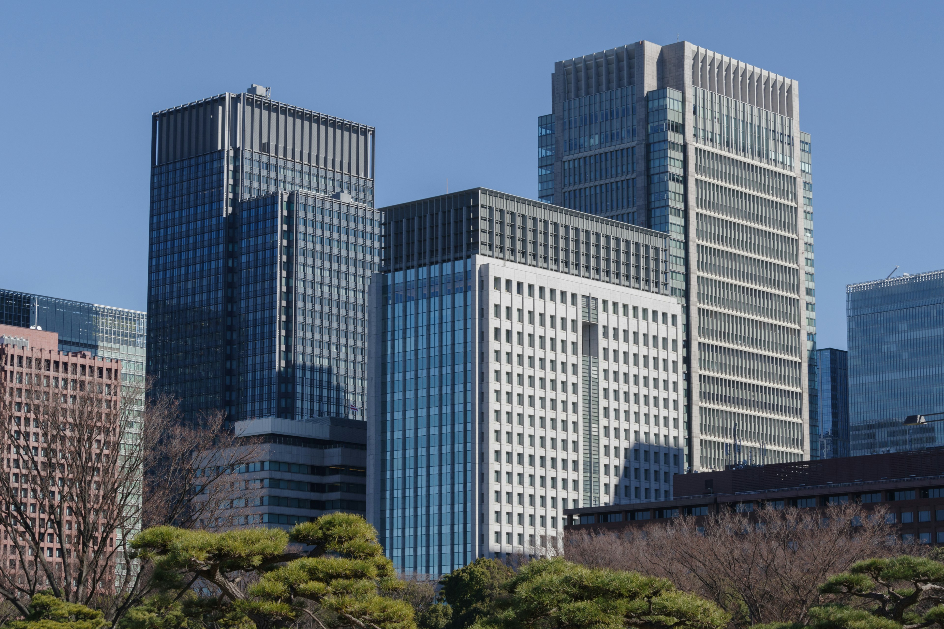 Skyline von Tokio mit modernen Wolkenkratzern und klarem blauen Himmel