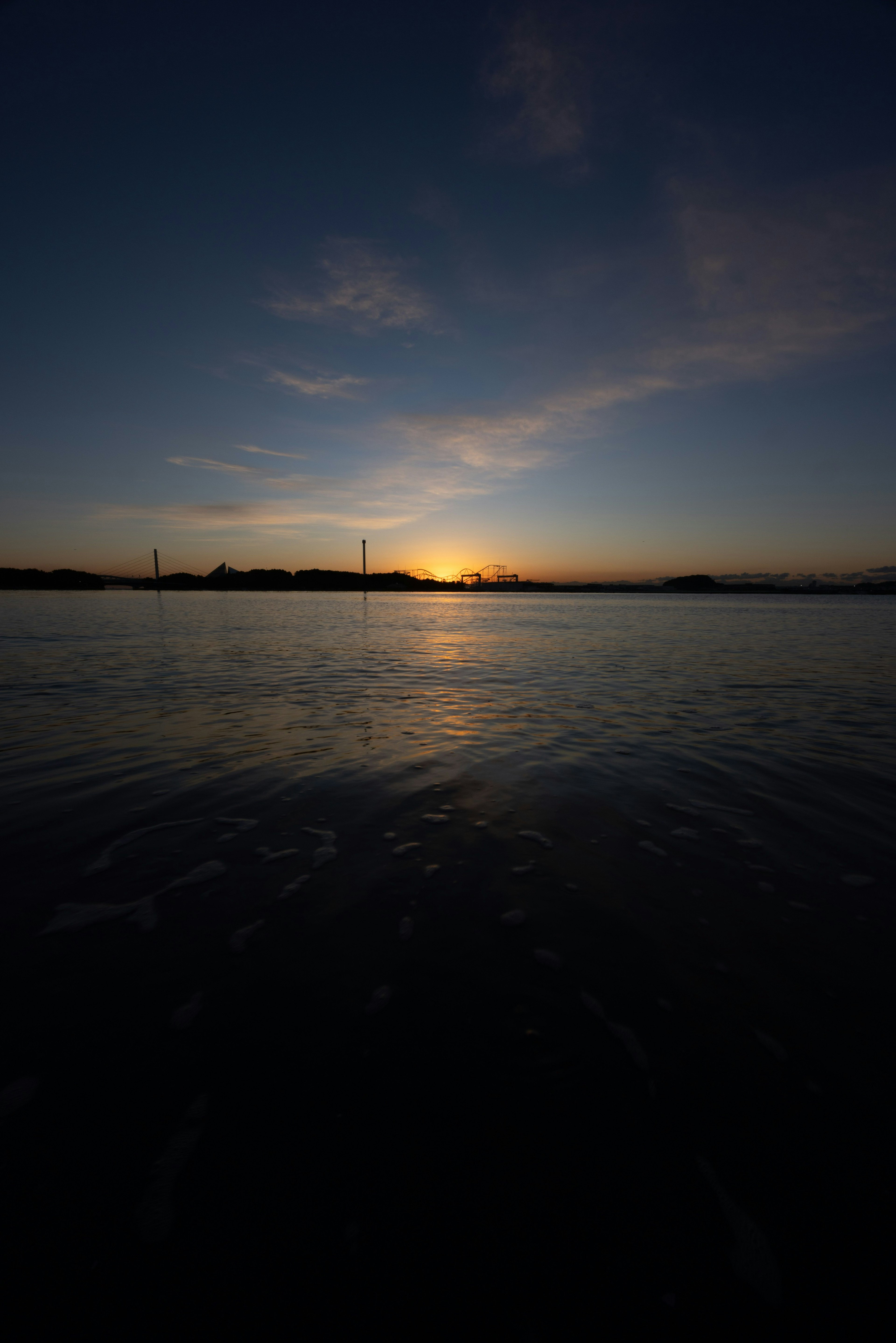 夕日が水面に映る静かな風景