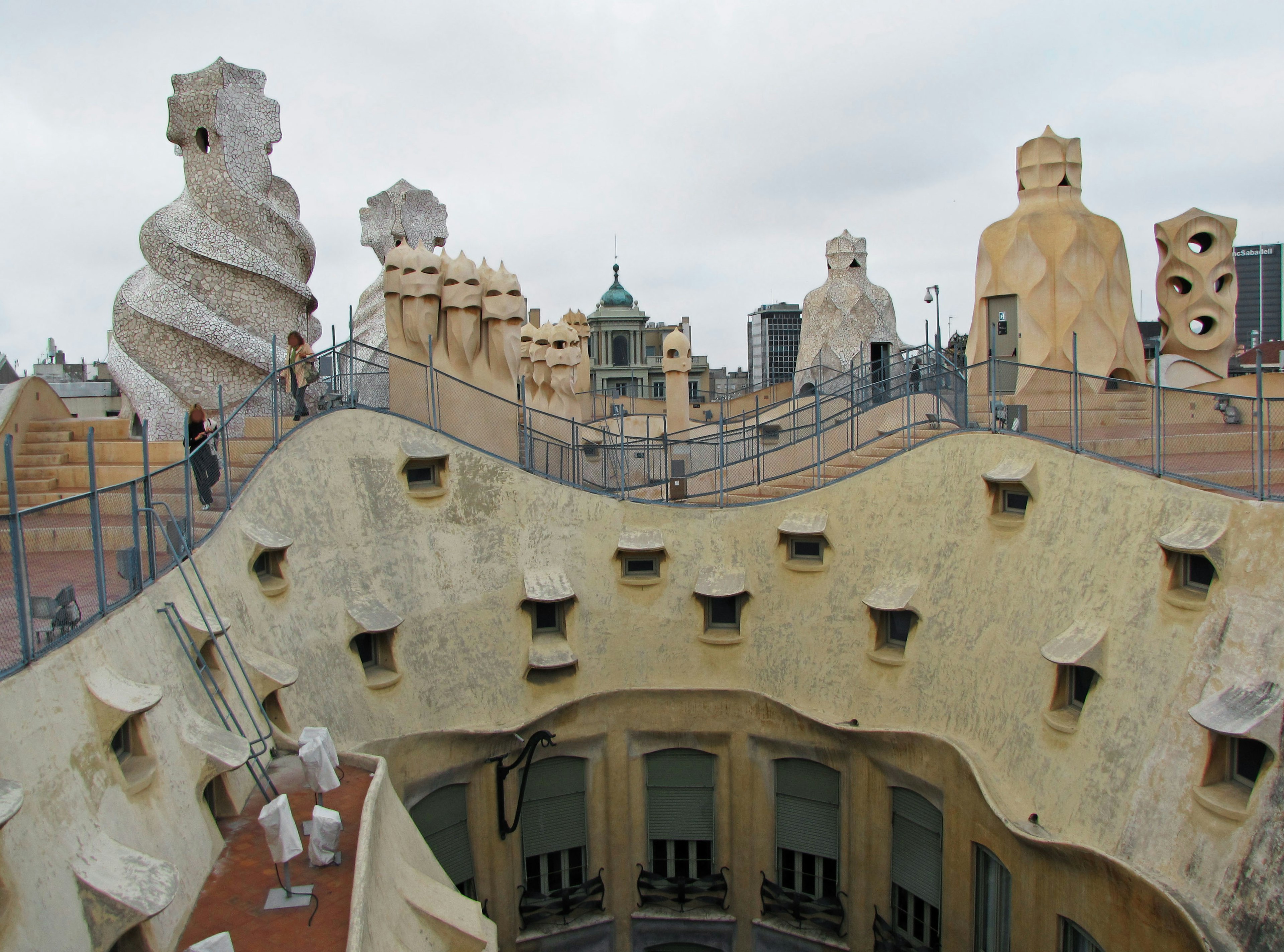 Pemandangan atap Casa Mila dengan patung unik dan arsitektur melengkung