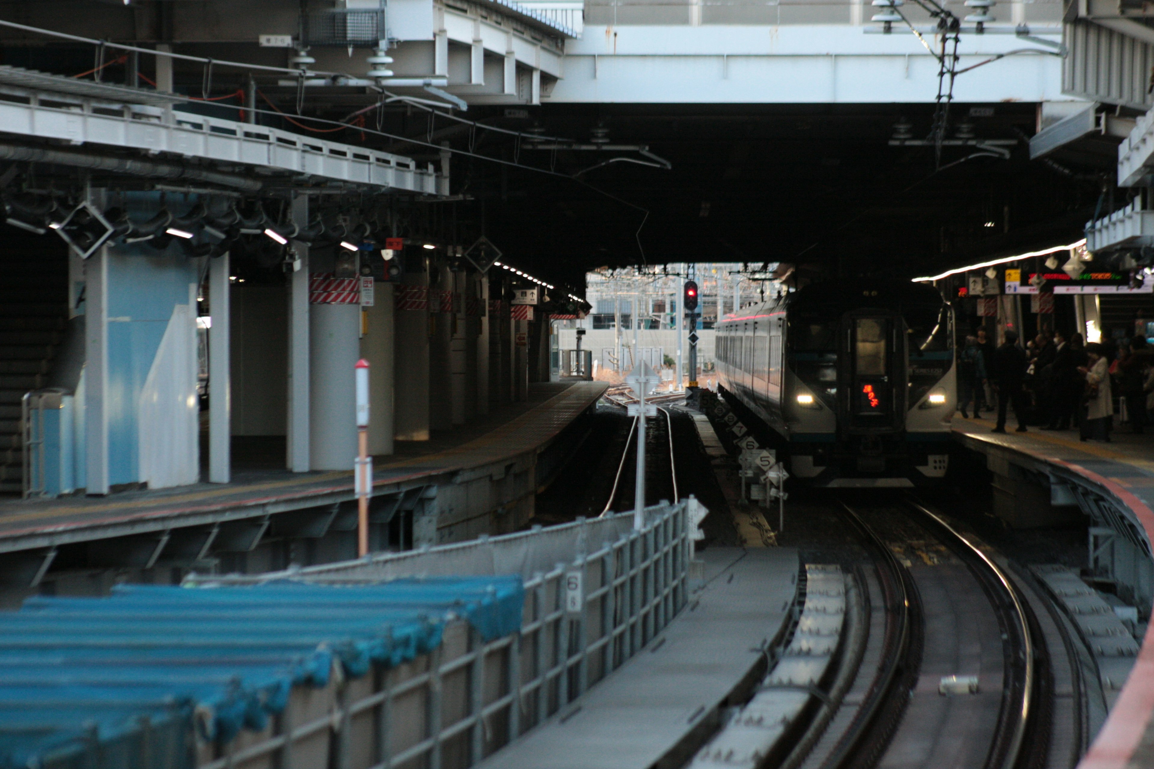 Vista di una stazione ferroviaria e dei binari all'interno di un tunnel