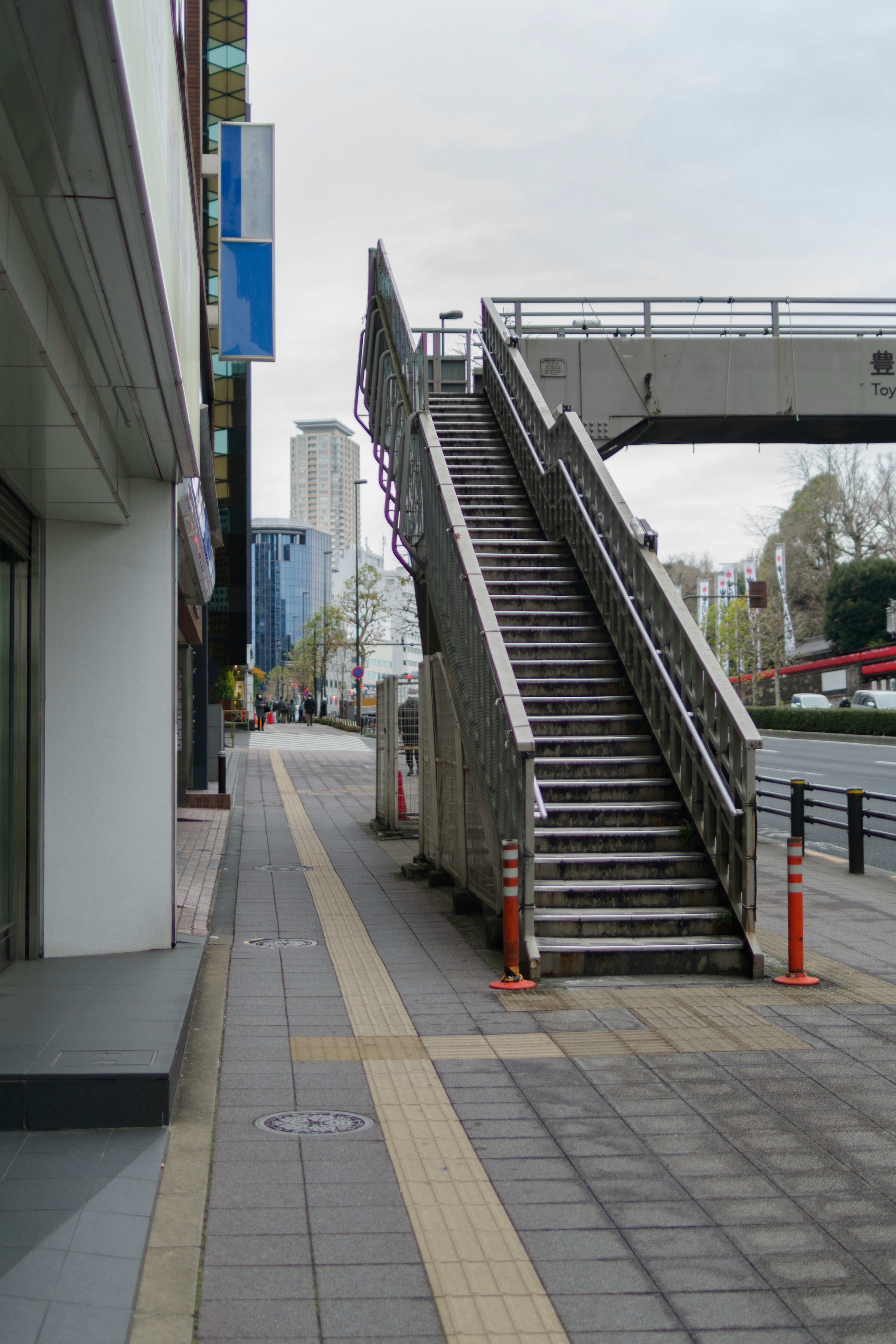 Metalltreppe auf einem städtischen Bürgersteig mit Gebäudeansicht