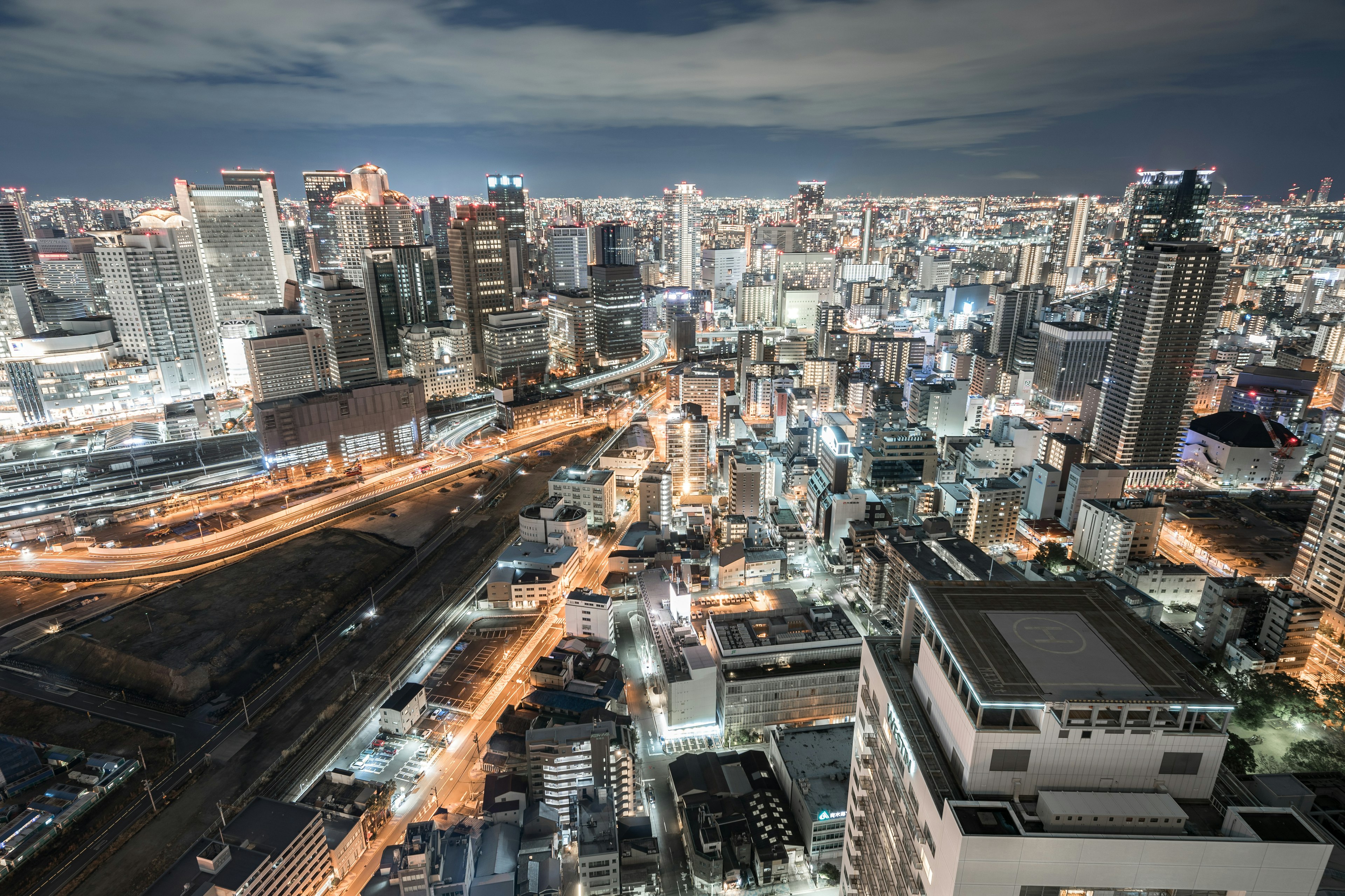 夜间城市景观，高楼大厦和明亮的街灯