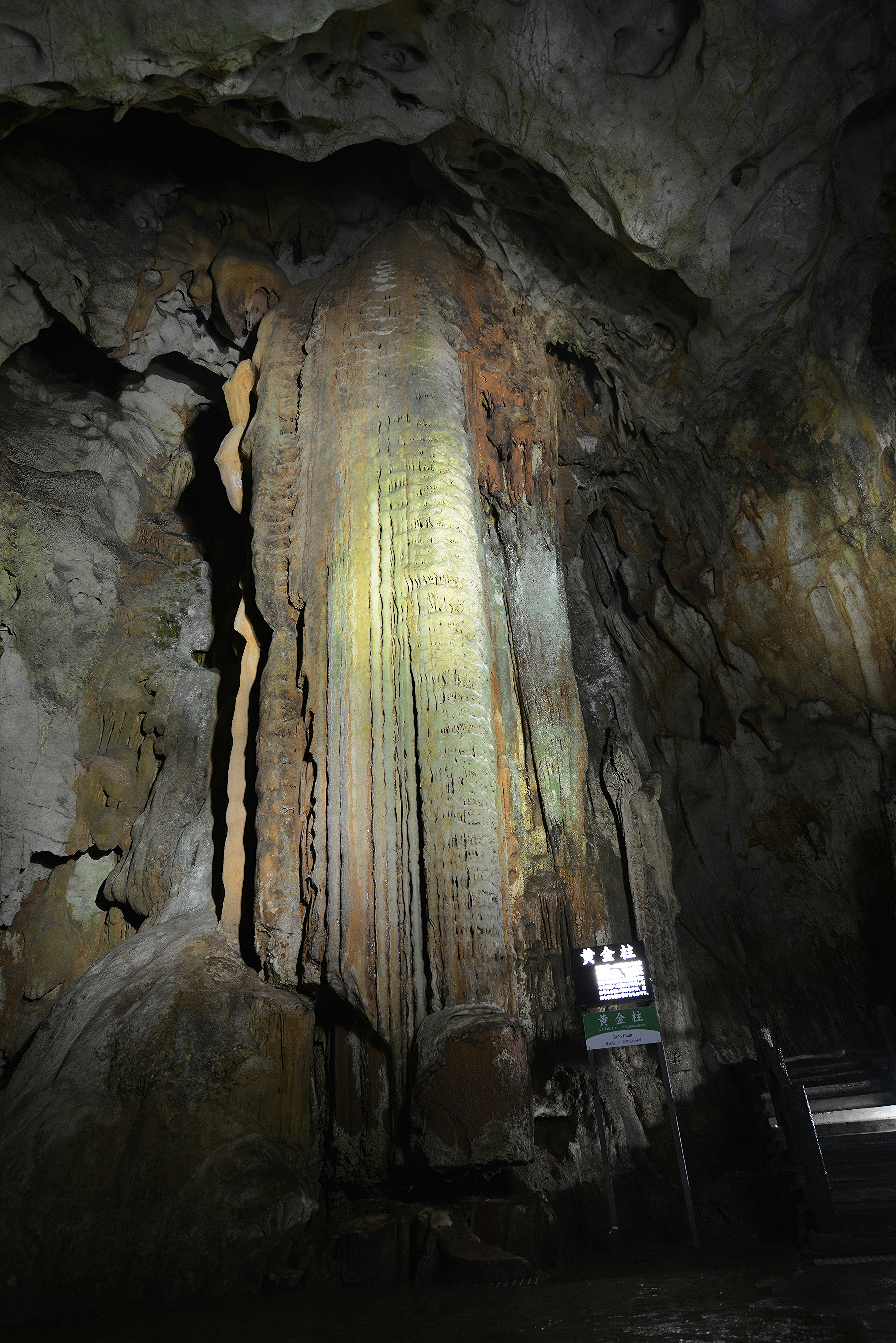 Grande formation rocheuse dans une grotte illuminée par la lumière