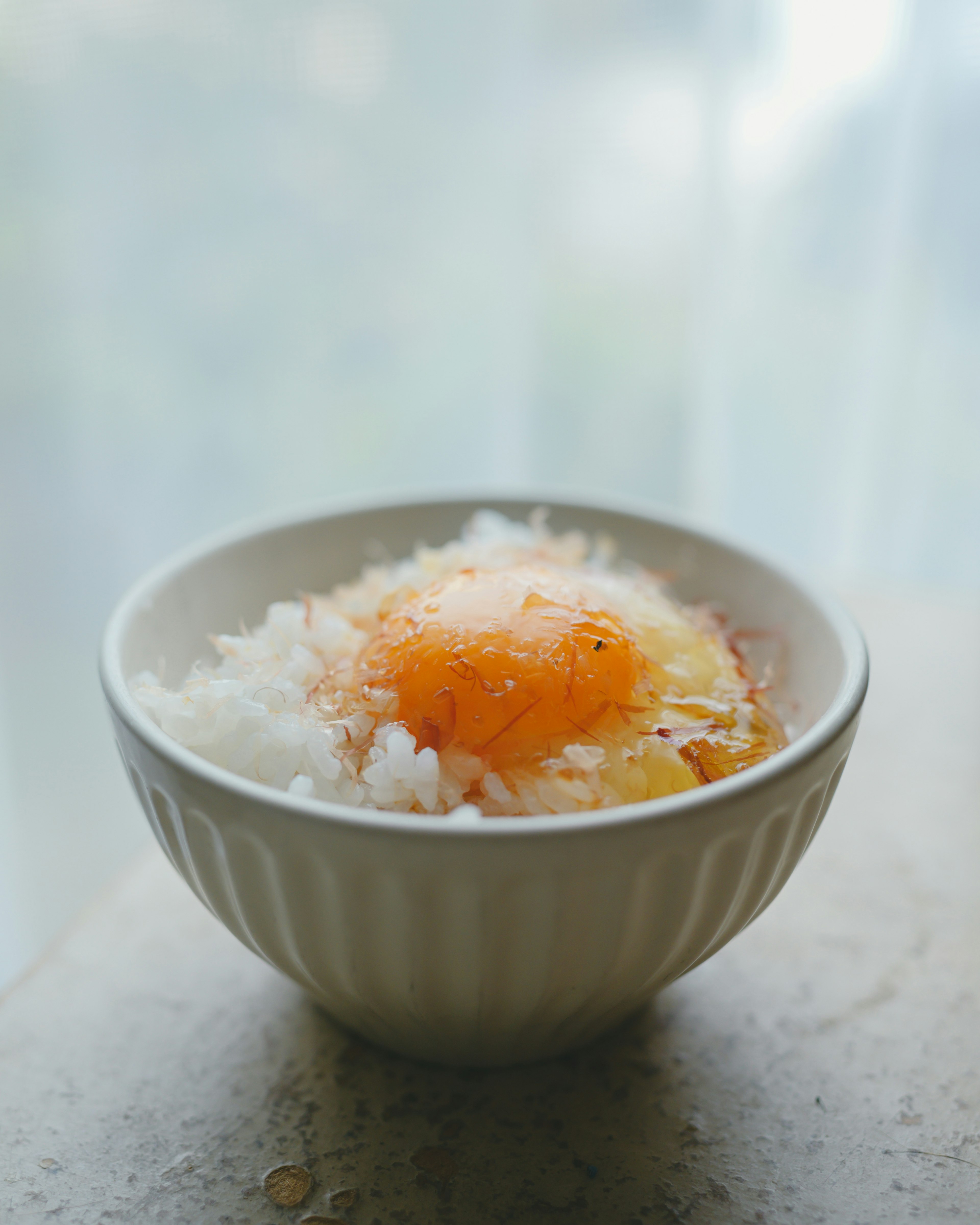 Mangkuk nasi dengan kuning telur di atasnya