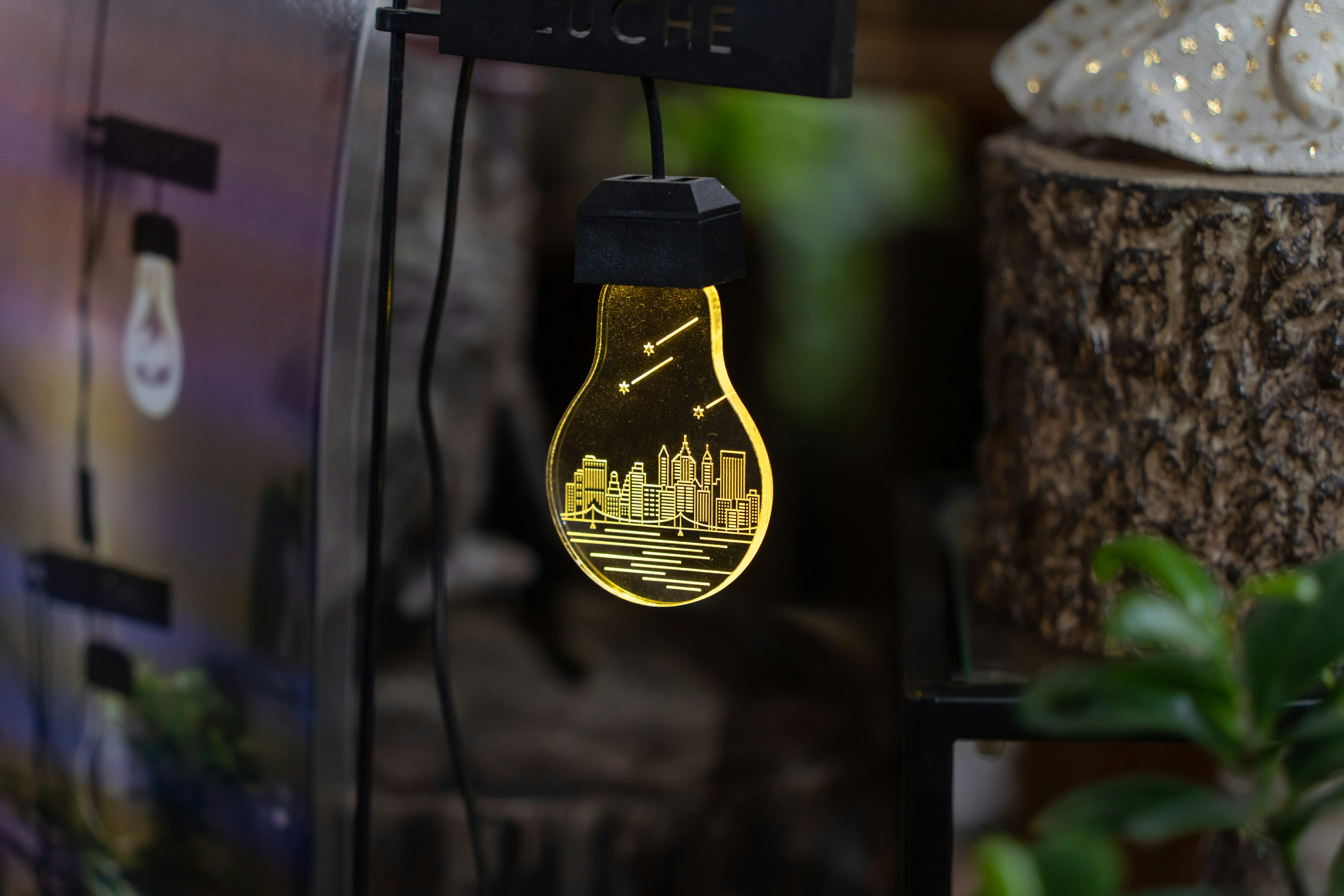 Goldene Glühbirne mit Stadt-Skyline-Design