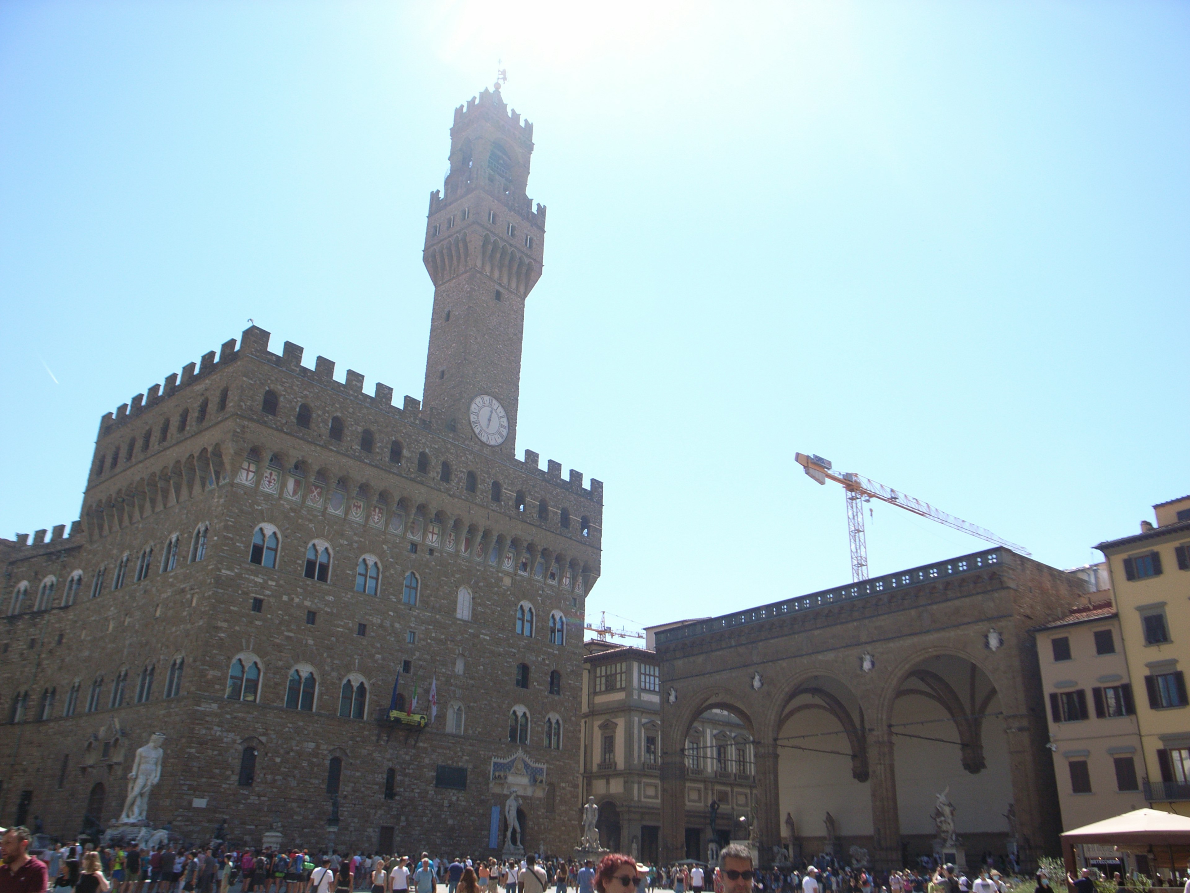 Edifici storici in Piazza della Signoria a Firenze con turisti