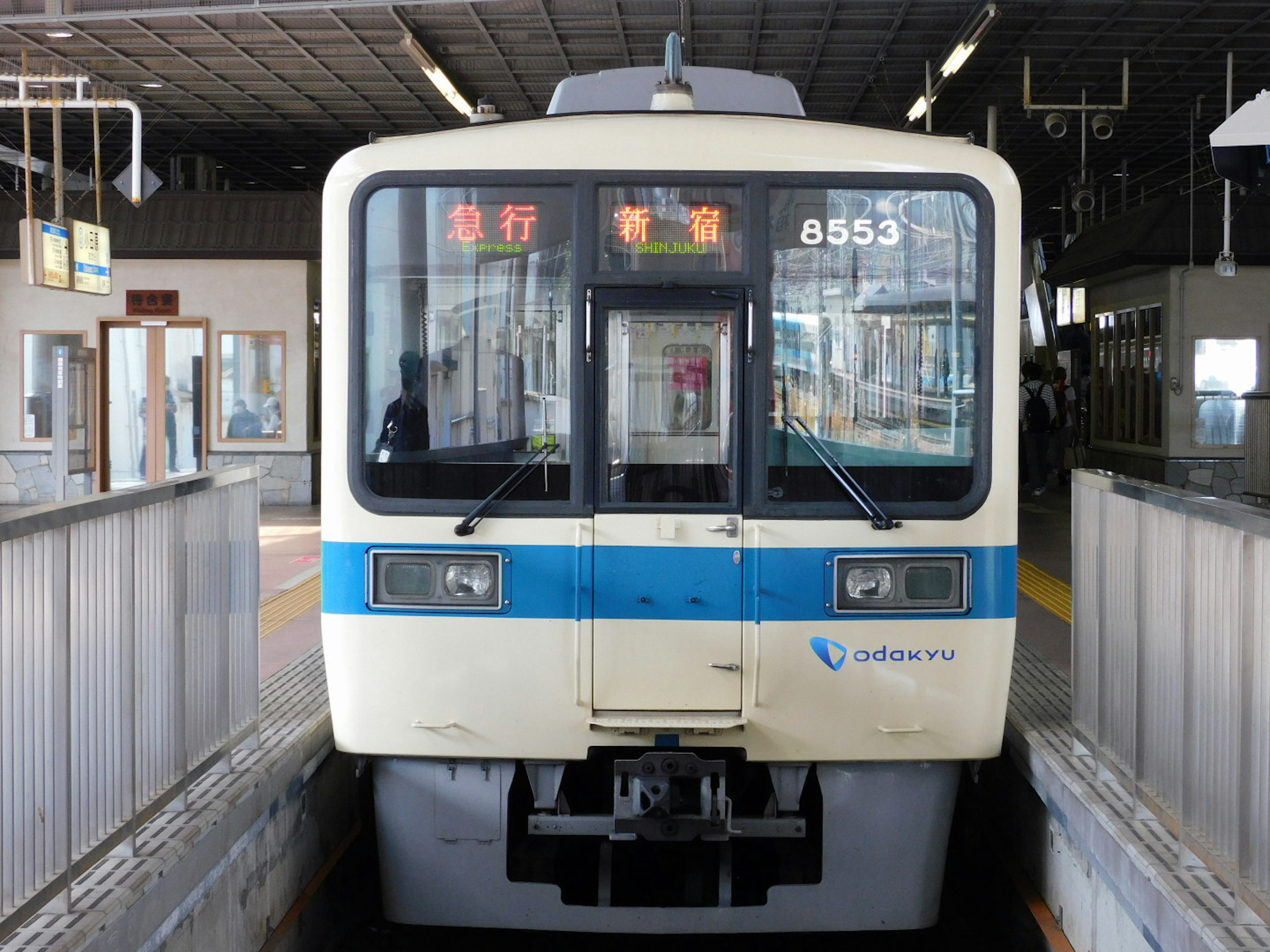 駅に停車中の電車の前面が見える