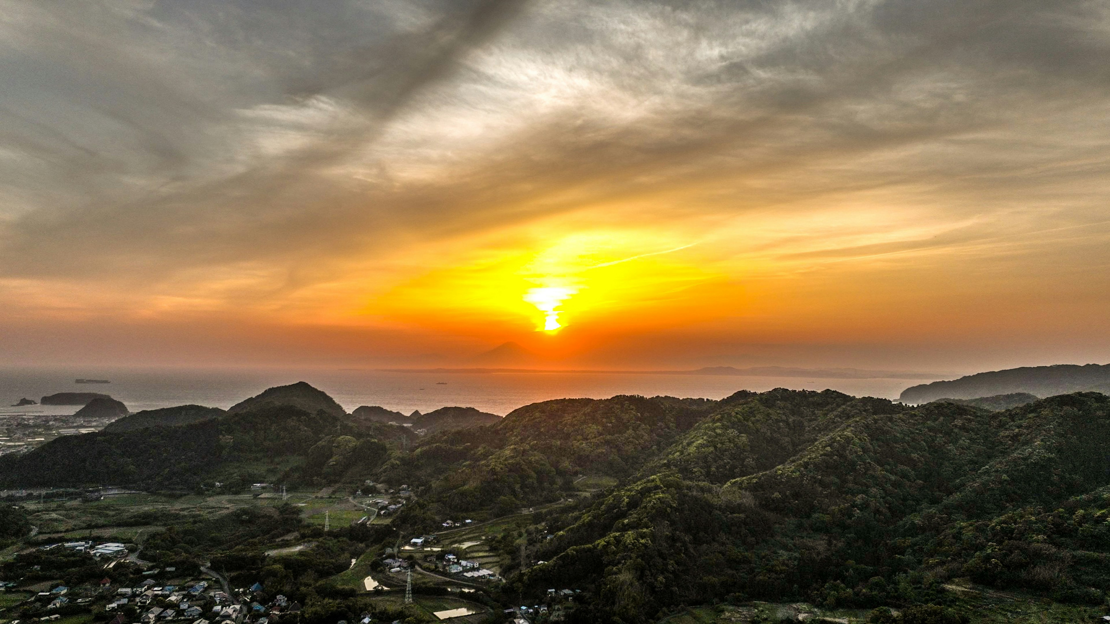 Paysage magnifique avec coucher de soleil sur les collines et l'océan