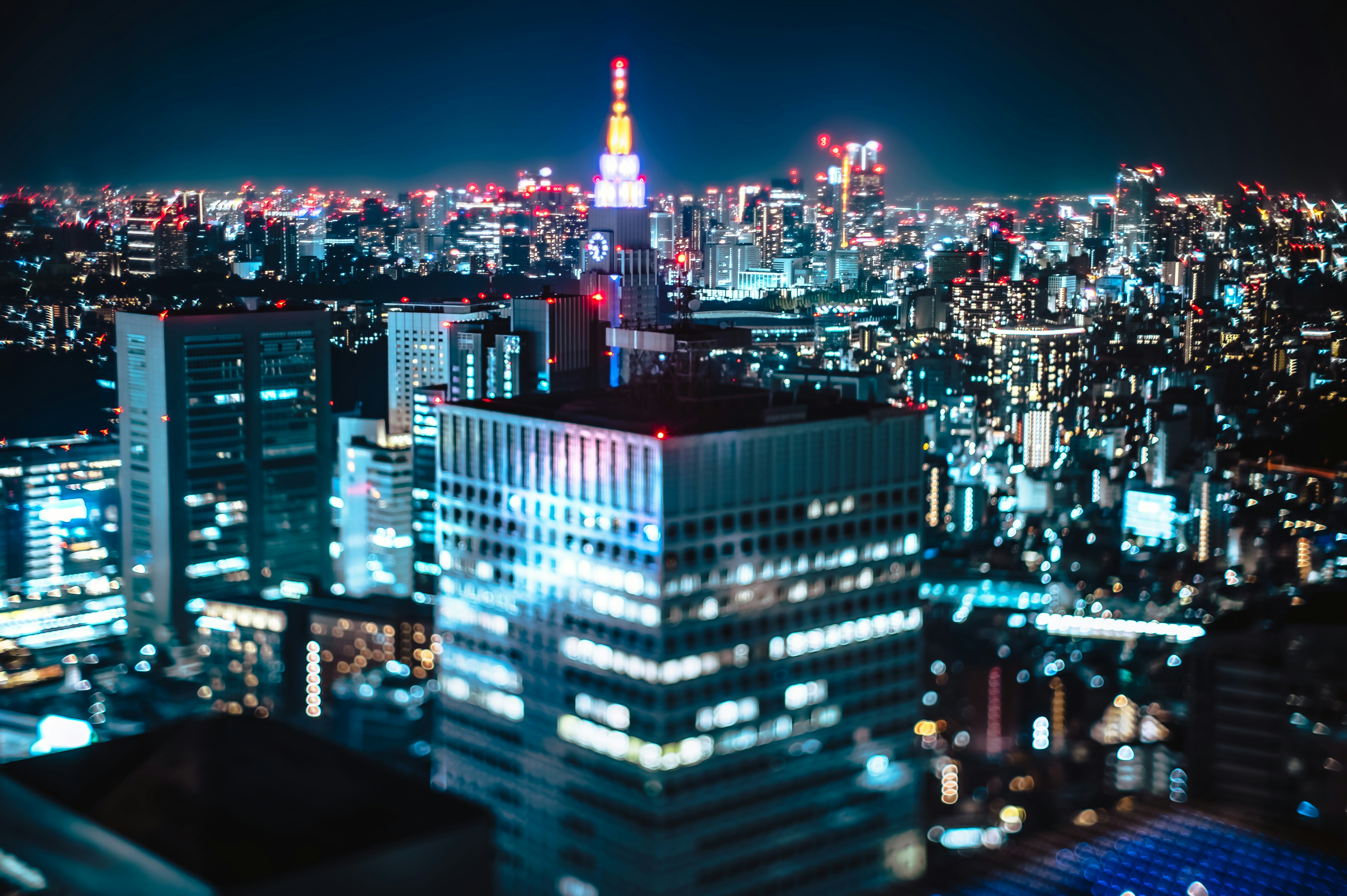 夜の東京の高層ビル群と東京タワーの明かり