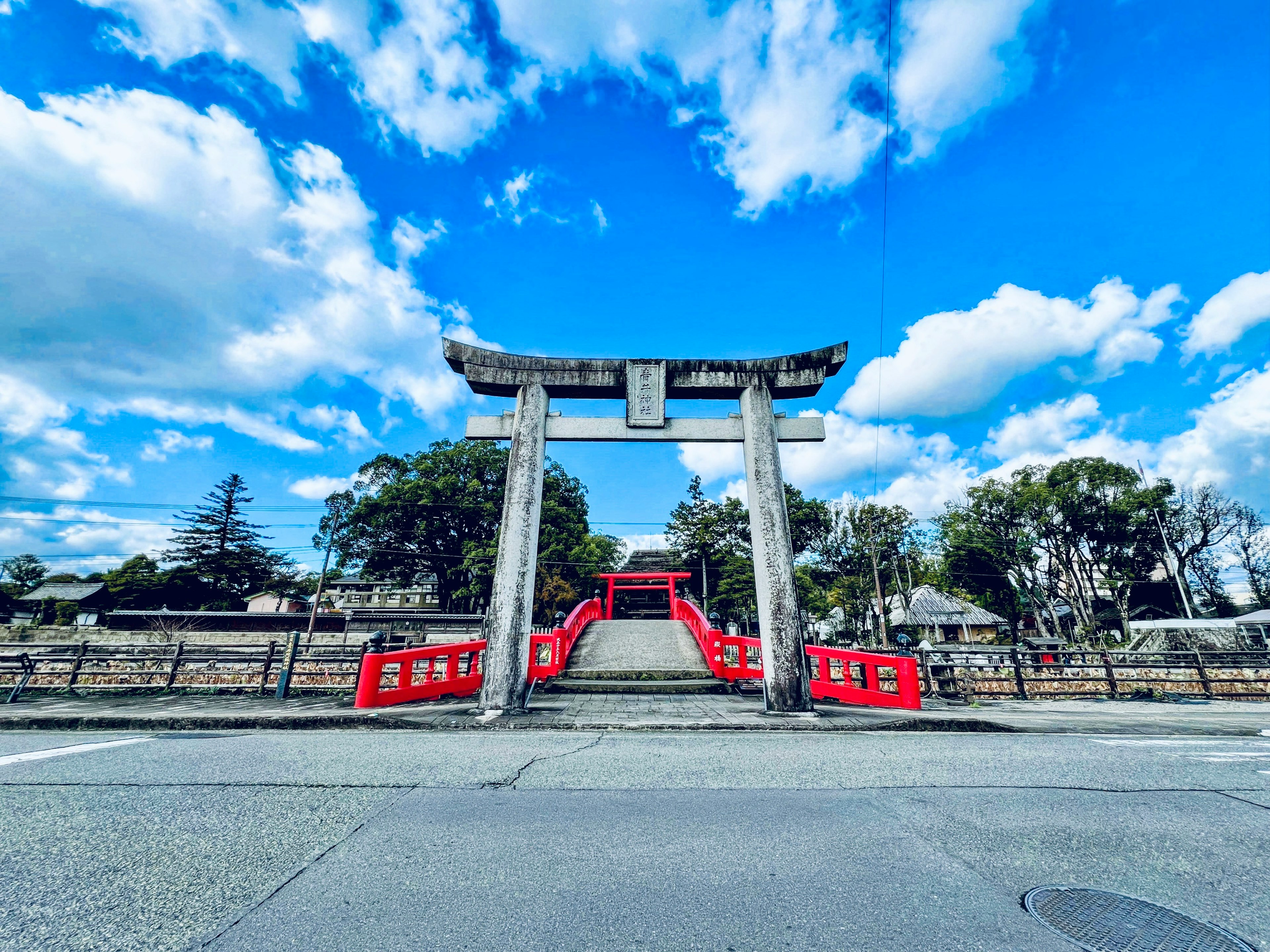 青空の下にある赤い鳥居と階段の風景