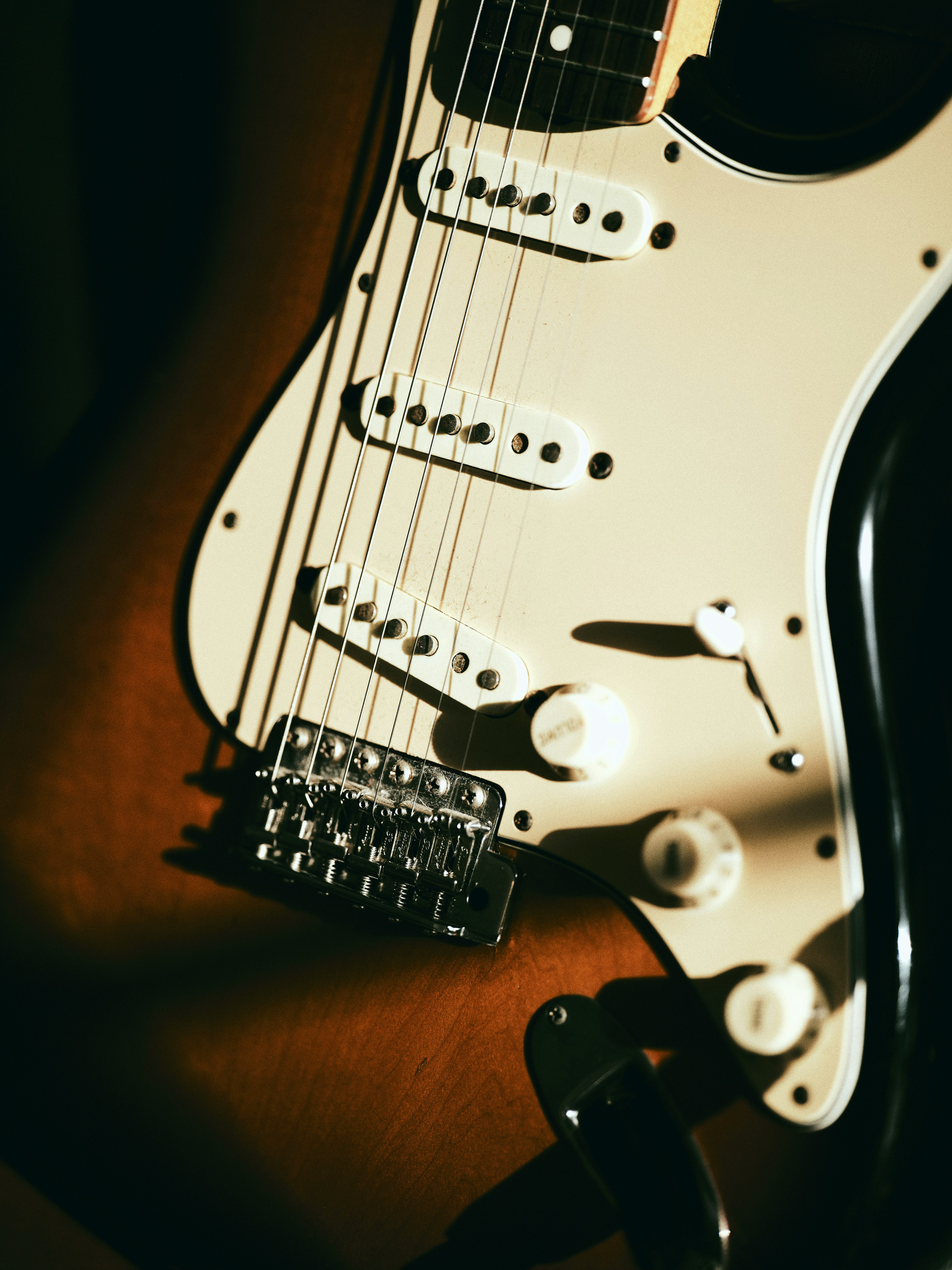 Gros plan sur une guitare électrique avec un corps brun et noir