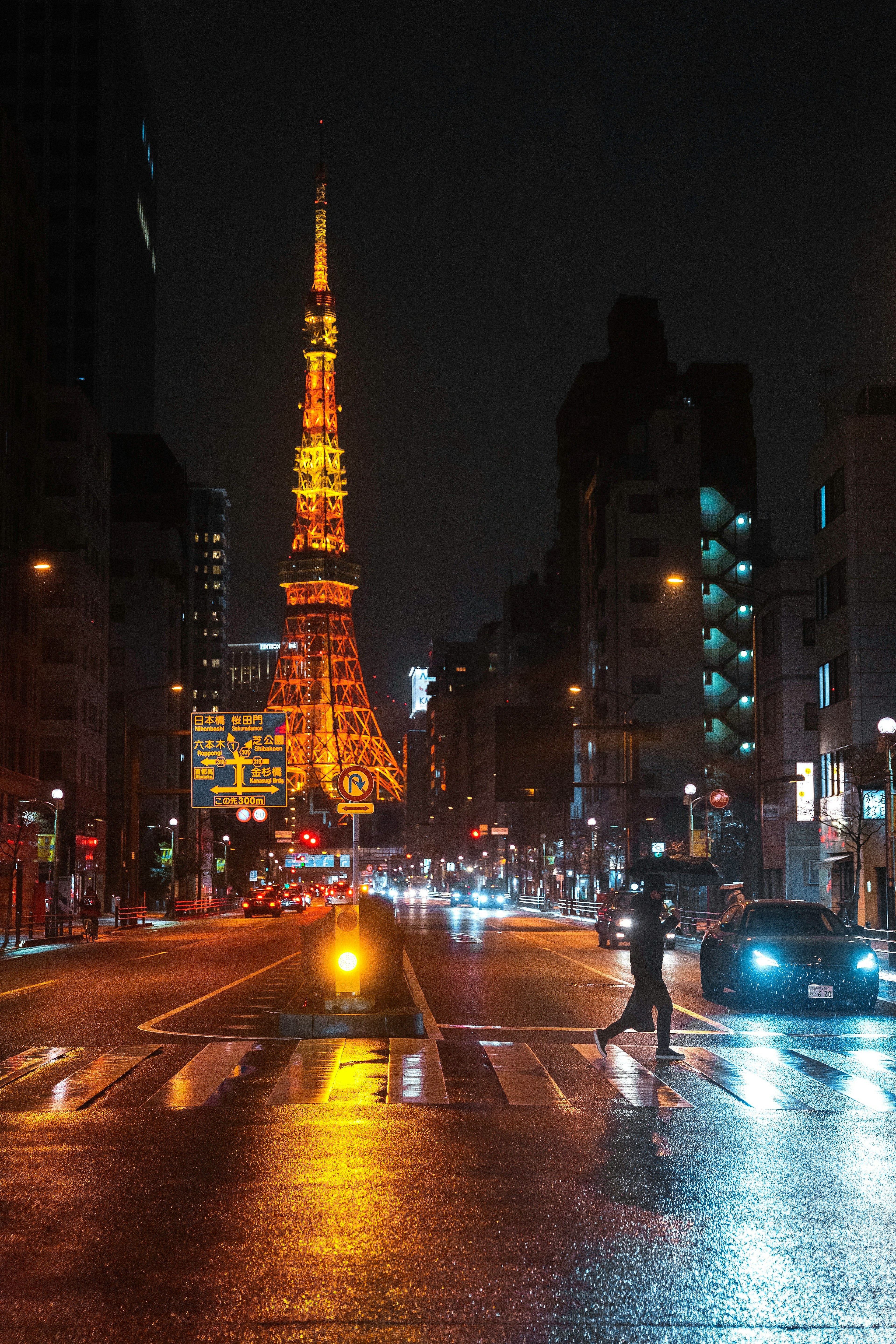 Torre de Tokio iluminada por la noche en un paisaje urbano