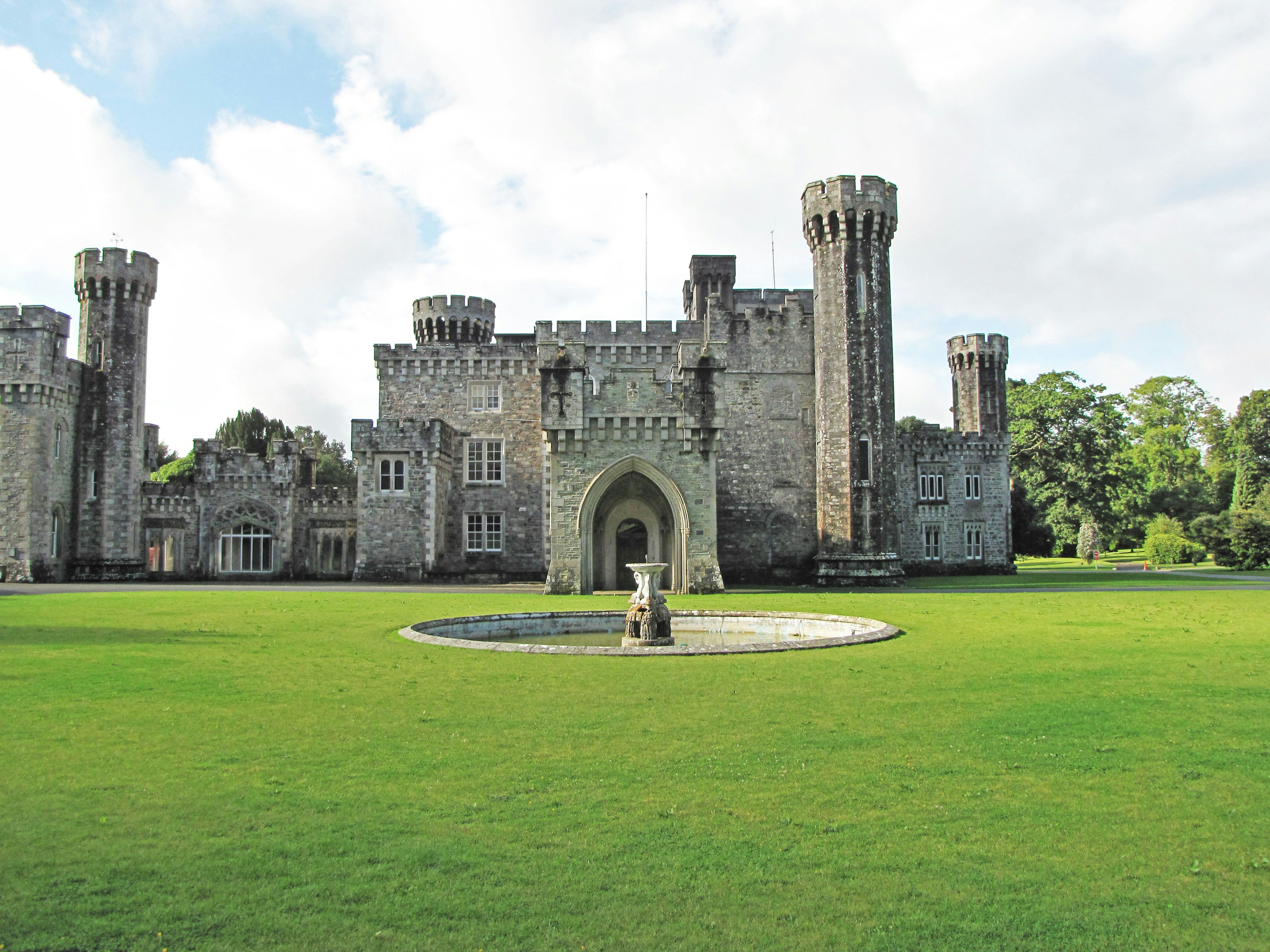 Exterior majestuoso de un castillo rodeado de un césped verde