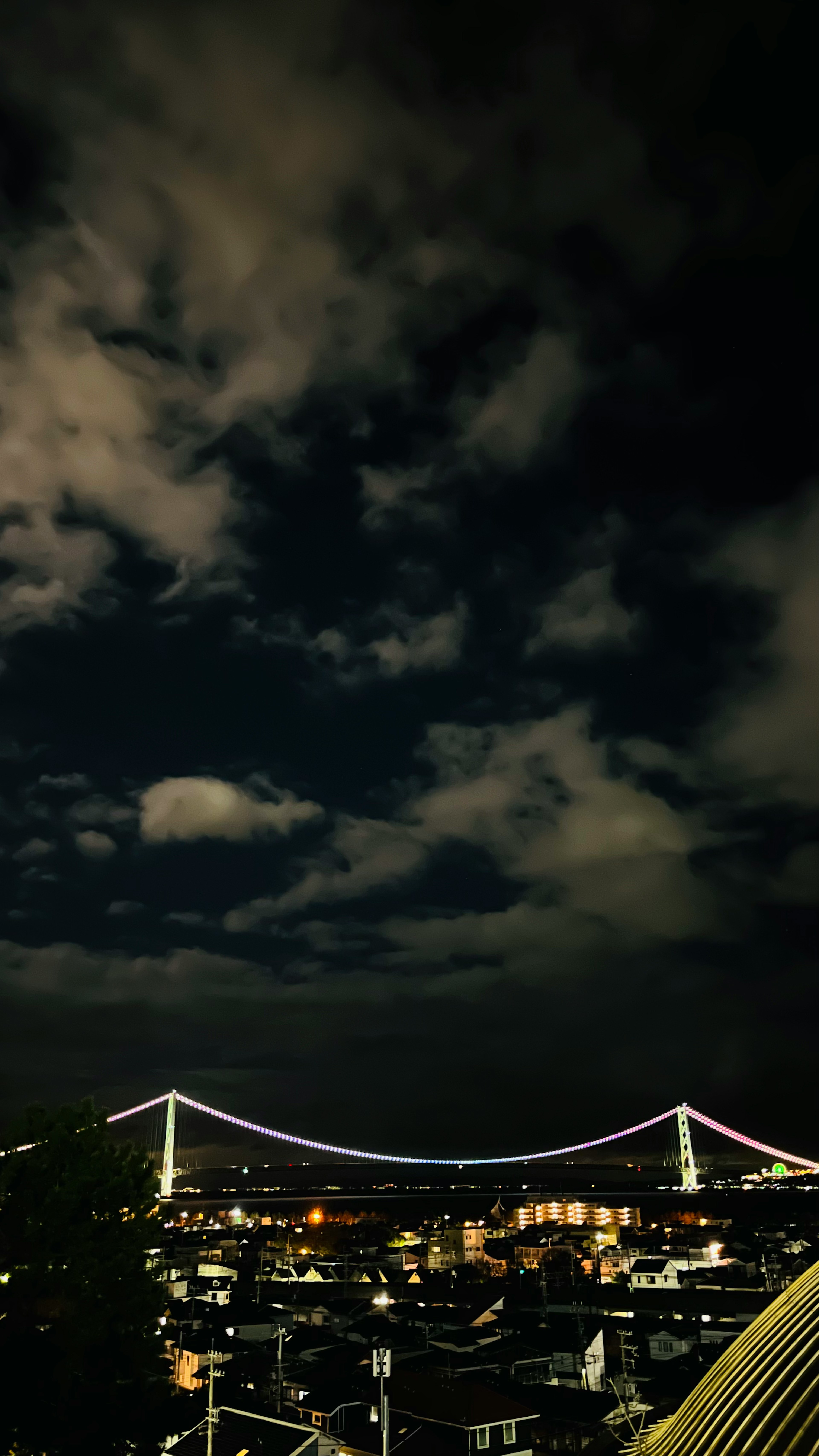 夜の都市風景と明るく照らされた橋