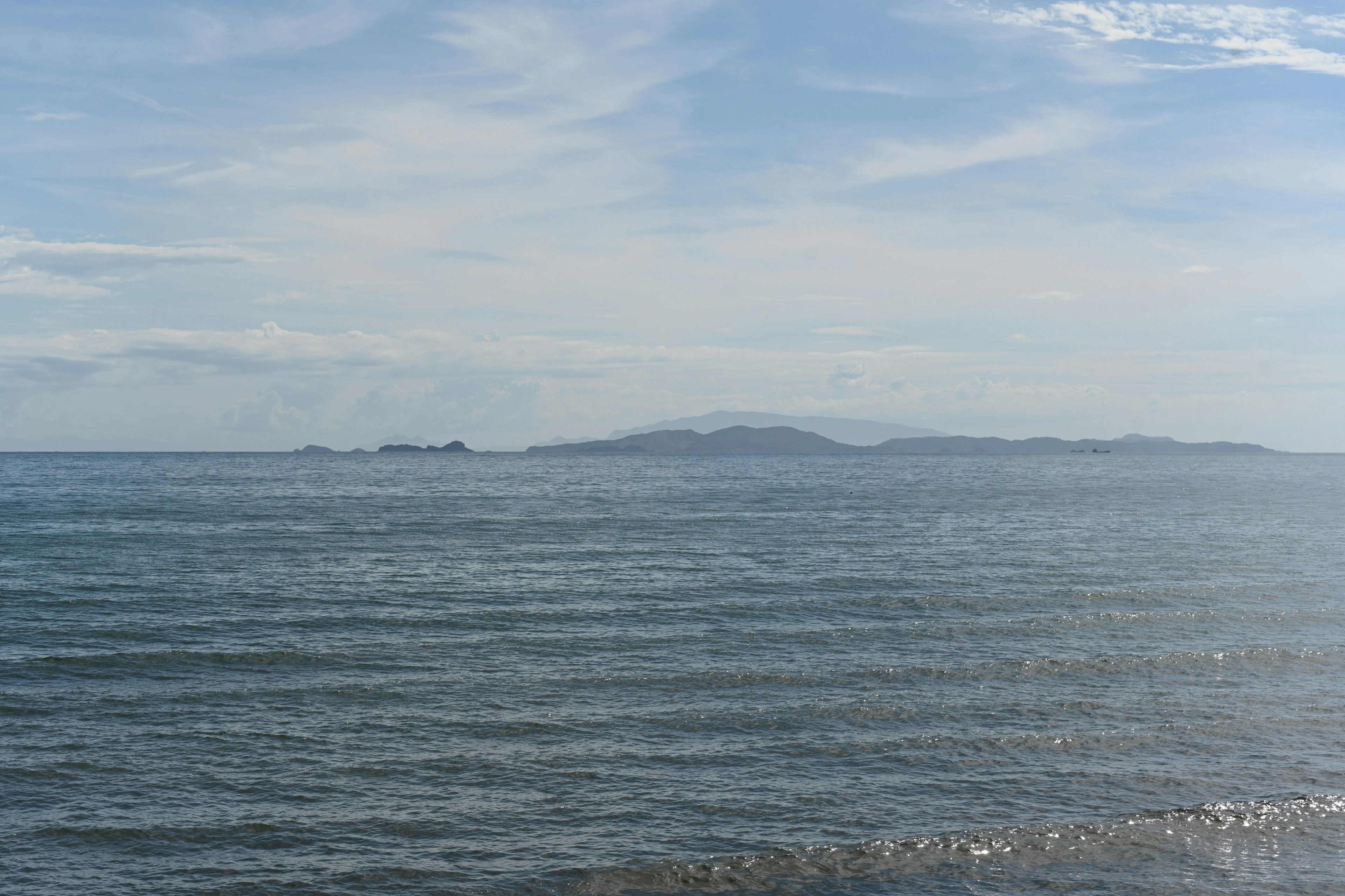 青い海と島々の景色が広がる海岸線