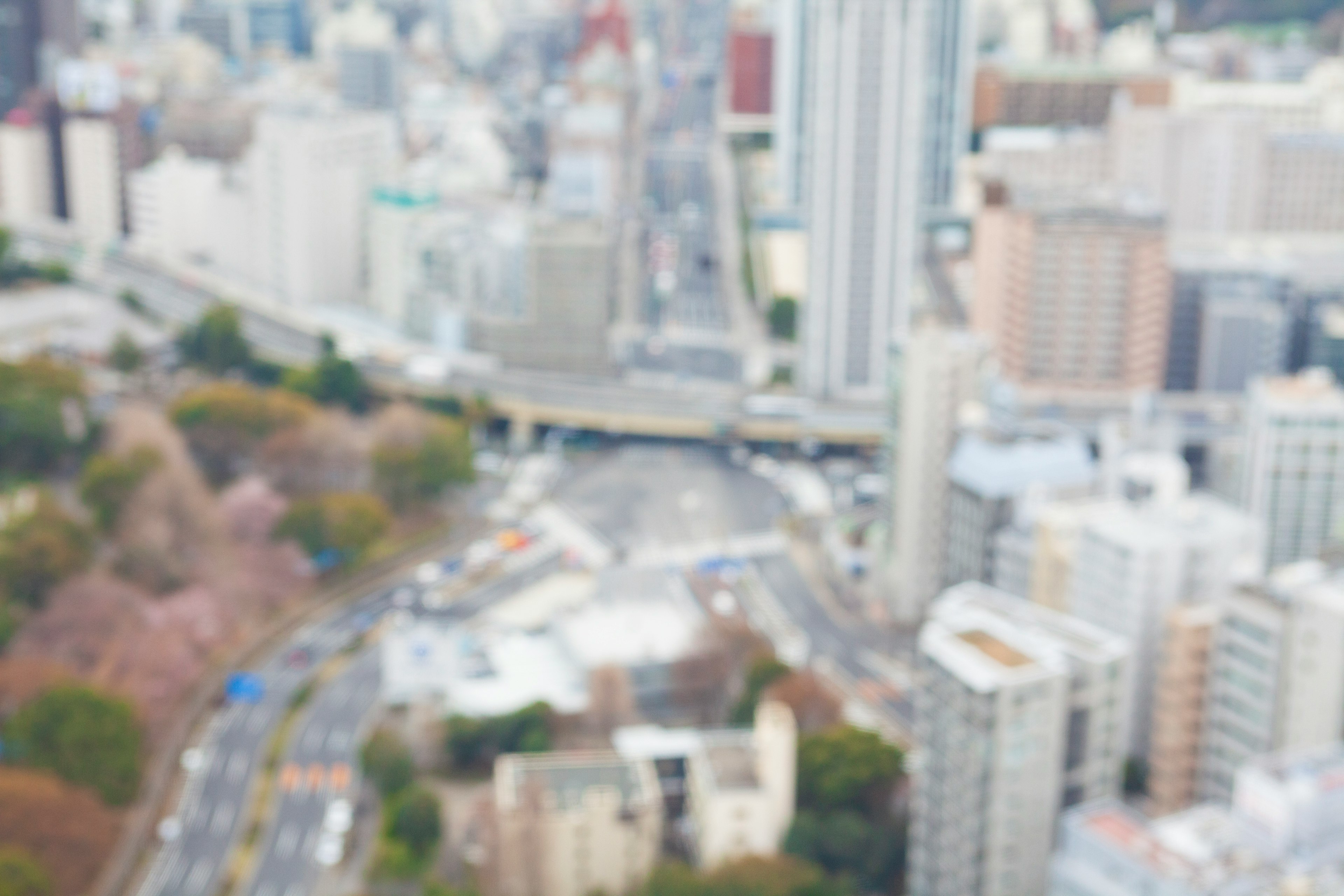 Vue floue de gratte-ciels urbains et de routes