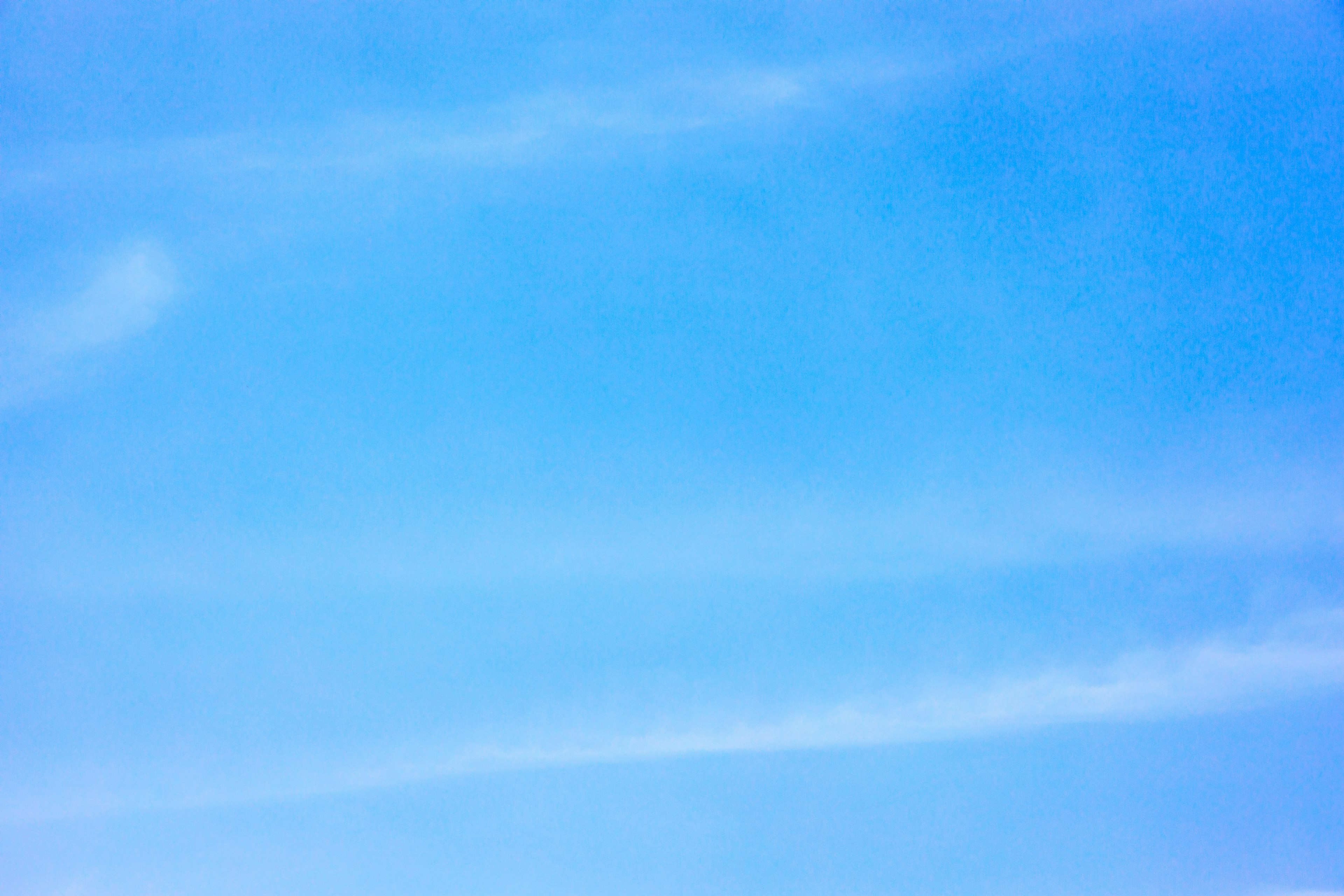 Un cielo azul claro con nubes tenues