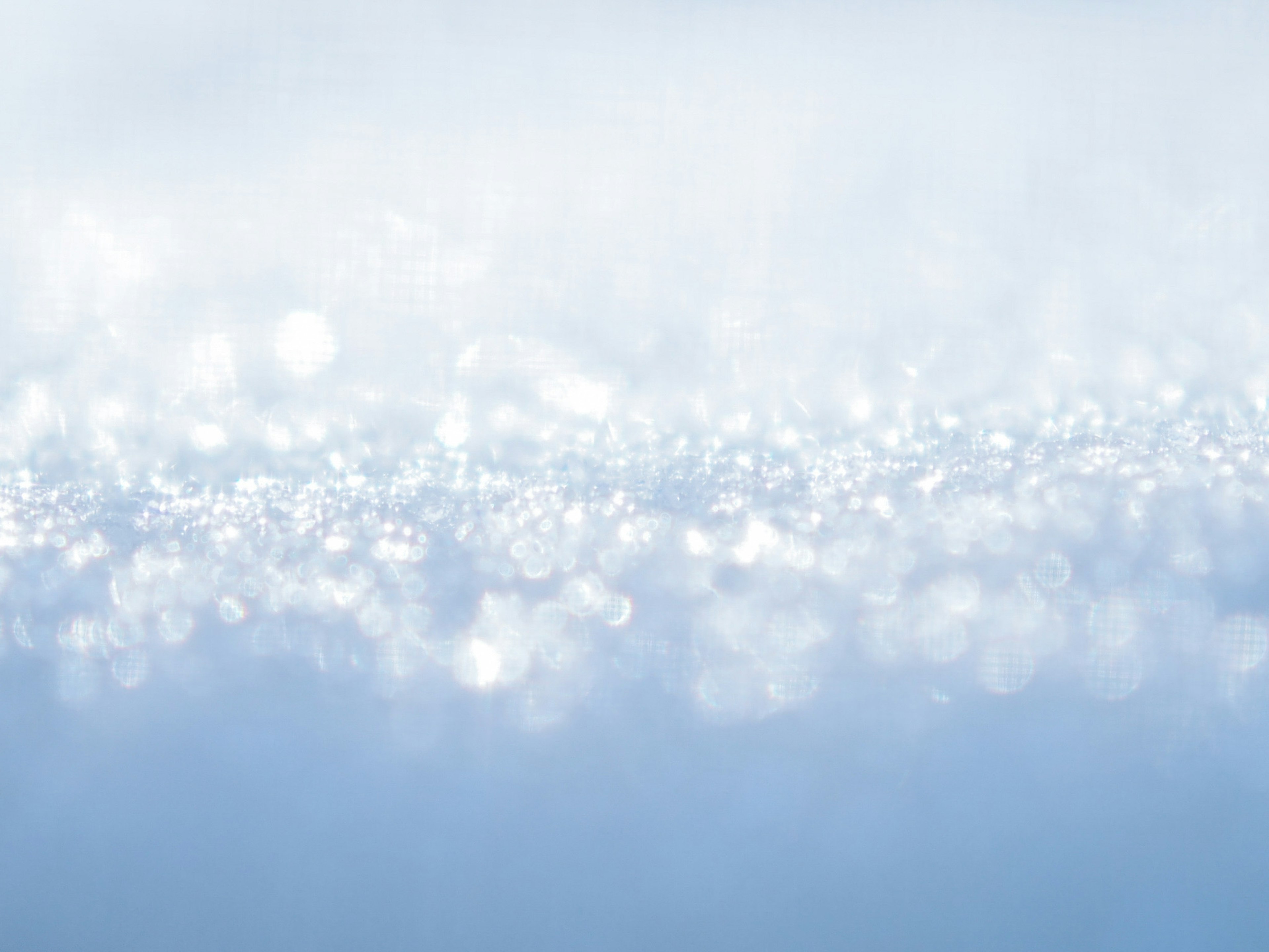 Una hermosa serie de copos de nieve blancos brillantes sobre un fondo azul