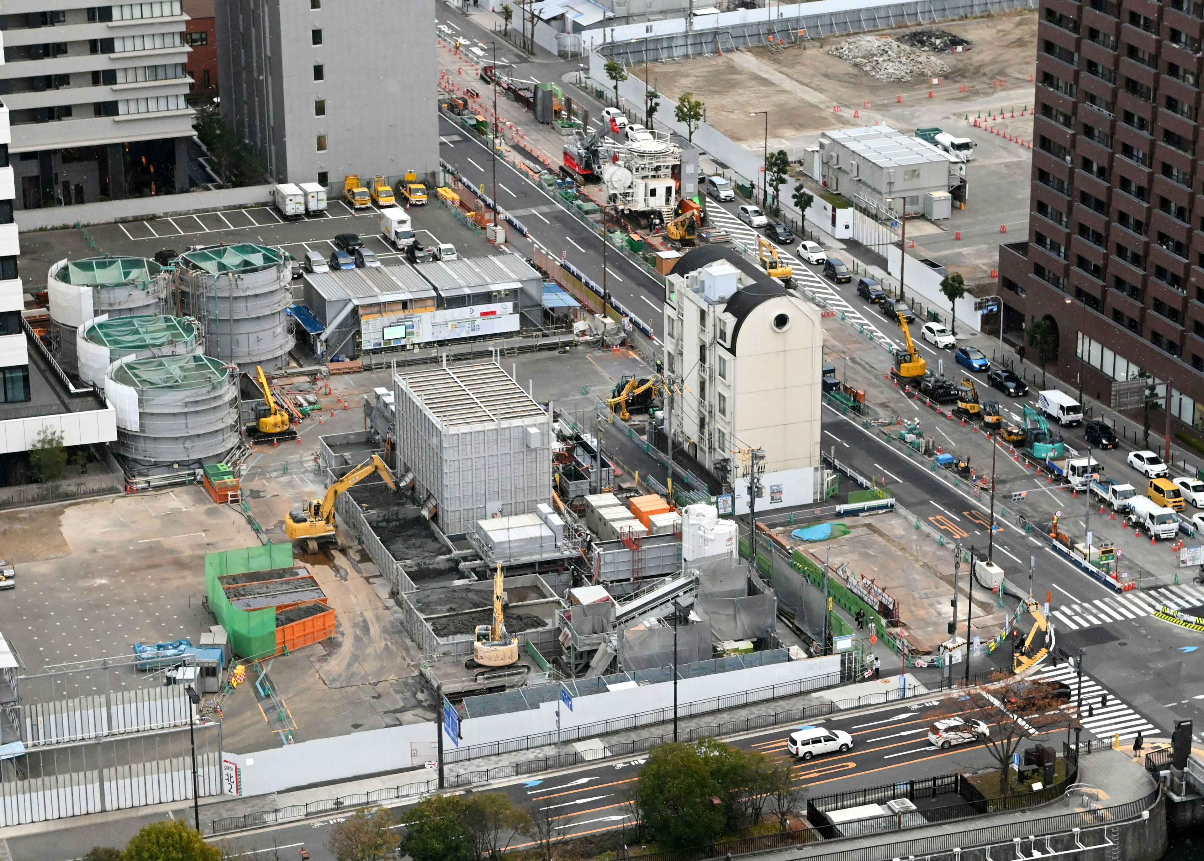 工事現場の空撮で建設中の建物と重機が見える