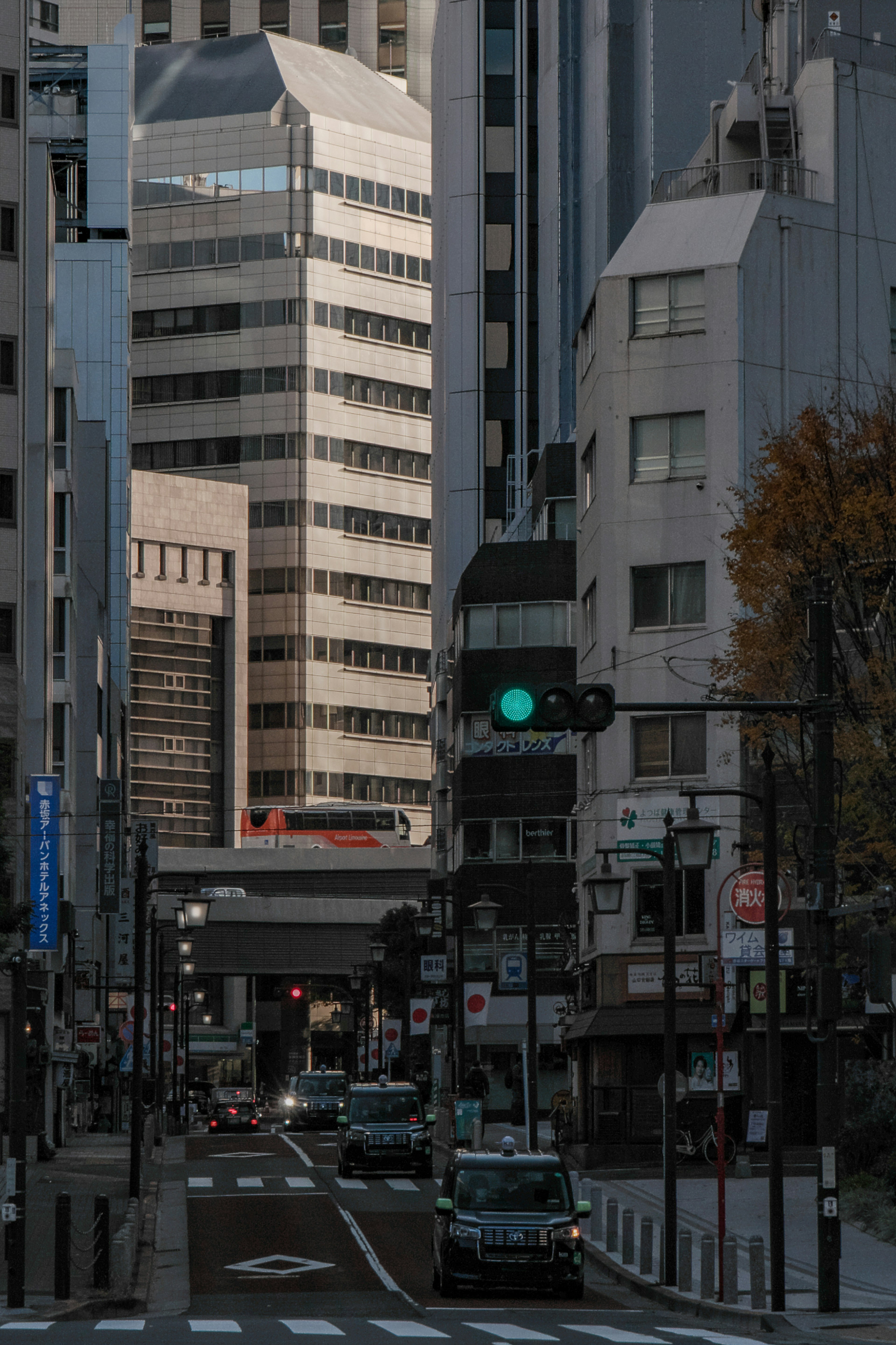 Paisaje urbano con rascacielos y semáforo verde