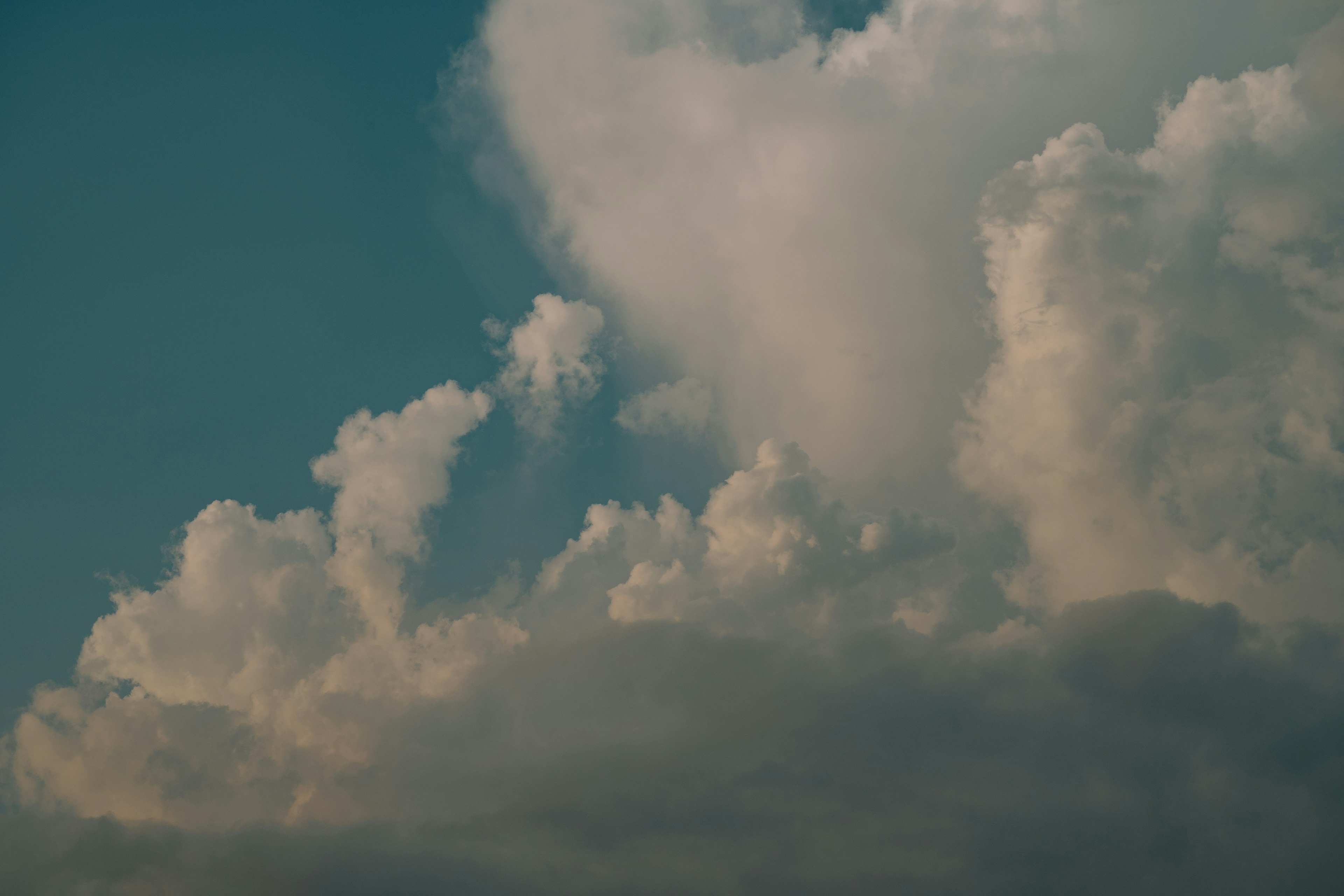 Foto di nuvole bianche che fluttuano in un cielo azzurro