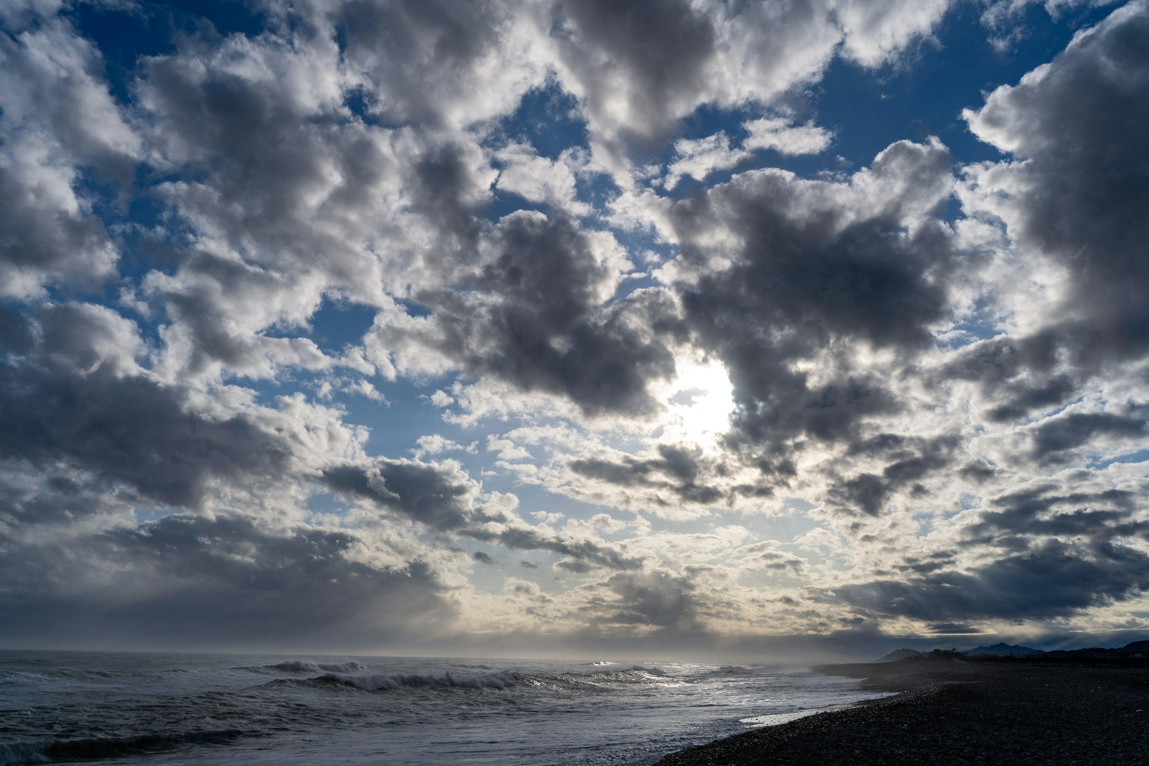 海と雲が広がる空の風景